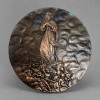 <p>Placa em bronze circular com imagem de LA INMACULADA CONCEPCI&Oacute;N DE LOS VENERABLES a partir da pintura a &oacute;leo do artista espanhol Bartolom&eacute; Esteban Murillo - Medidas: 24,5 cm de di&acirc;metro - Magn&iacute;fico e raro medalh&atilde;o circular em bronze maci&ccedil;o intitulado LA INMACULADA CONCEPCI&Oacute;N DE LOS VENERABLES, obra assinada do mestre MIGUEL LANGONE, reprodu&ccedil;&atilde;o em alto-relevo da c&eacute;lebre pintura a &oacute;leo do mestre barroco espanhol Bartolom&eacute; Esteban Murillo (1617-1682), originalmente de 1668, conhecida como La Inmaculada Concepci&oacute;n de Los Venerables ou La Inmaculada de Soult, hoje no Museu do Prado. Obra: Nossa Senhora da Imaculada Concei&ccedil;&atilde;o em figura de corpo inteiro ao centro, em atitude de &ecirc;xtase orante com as m&atilde;os cruzadas sobre o peito, cabelos longos ondulados soltos, longo manto drapeado com panejamentos barrocos esvoa&ccedil;antes, p&eacute;s descal&ccedil;os sobre lua crescente sustentada por nuvem de querubins / putti alados &mdash; 8 anjos em posi&ccedil;&otilde;es din&acirc;micas na base. Fundo com c&eacute;u carregado de nuvens marteladas modeladas em baixo-relevo, criando efeito atmosf&eacute;rico dram&aacute;tico. Assinatura incisa com monograma M / ML no campo inferior esquerdo. T&eacute;cnica de fundi&ccedil;&atilde;o art&iacute;stica em bronze com p&aacute;tina original contrastante: altos polidos em bronze avermelhado dourado e rebaixos enegrecidos, pequenos pontos de azinhavre verde nos pontos altos, textura martelada no fundo. Medidas: 24,5 cm de di&acirc;metro Material: Bronze maci&ccedil;o Assinatura: M incisa D&eacute;cada: 1930 Inspira&ccedil;&atilde;o: Bartolom&eacute; Esteban Murillo - La Inmaculada Concepci&oacute;n de Los Venerables, 1668 O Autor - MIGUEL LANGONE: Nascido na It&aacute;lia em 14/04/1892, em 1910 imigrou para o Brasil e fundou a Ind&uacute;stria Metal&uacute;rgica Langone S/A, Rua Pedro &Aacute;lvares Cabral 85, bairro da Luz, S&atilde;o Paulo. Escultor e gravador, especialista em medalhas e placas comemorativas, autor da famosa medalha do combatente da Revolu&ccedil;&atilde;o Constitucionalista de 1932 e da medalha comemorativa do IV Centen&aacute;rio da Coloniza&ccedil;&atilde;o do Brasil e de S&atilde;o Vicente. Homenageado com rua em seu nome em S&atilde;o Paulo, &eacute; um dos maiores medalhistas do Brasil no s&eacute;culo XX. Pe&ccedil;a de excepcional qualidade escult&oacute;rica, rar&iacute;ssima, de grande interesse para cole&ccedil;&otilde;es de Arte Sacra, Arte Barroca, Murillo, Imaculada Concei&ccedil;&atilde;o, Bronze de Miguel Langone, Medal&iacute;stica, Museu do Prado e iconografia mariana 85, no bairro da Luz. Escultor e gravador, especialista em Medalhas e Placas comemorativas. Foi autor da famosa medalha do combatente da Revolu&ccedil;&atilde;o de 1932 e da medalha comemorativa do IV Centen&aacute;rio da Coloniza&ccedil;&atilde;o do Brasil e S&atilde;o Vicente. Em S&atilde;o Paulo &eacute; homenageado com uma rua em seu nome.</p>