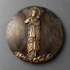 <p>Magn&iacute;fico medalh&atilde;o circular em bronze maci&ccedil;o representando NOSSA SENHORA DO LEITE - MATER DIVINAE GRATIAE ou Nossa Senhora Nutriz / Madonna Lactans, obra do mestre MIGUEL LANGONE, d&eacute;cada de 1930. Obra: Alto-relevo de Nossa Senhora em p&eacute;, de corpo inteiro, coroada com aur&eacute;ola, v&eacute;u e manto drapeado ricamente pregueado, segurando o Menino Jesus ao colo contra o peito em atitude de amamenta&ccedil;&atilde;o / prote&ccedil;&atilde;o materna. A Virgem em p&eacute; sobre base de nuvens estilizadas modeladas em relevo, s&iacute;mbolo de sua Assun&ccedil;&atilde;o e Glorifica&ccedil;&atilde;o. Modelagem de grande do&ccedil;ura e humanismo devocional, com detalhes finos no panejamento barroco do manto e na anatomia do Menino. P&aacute;tina original enegrecida com altos polidos em bronze dourado-avermelhado, fundo circular com textura martelada, pontos de azinhavre verde caracter&iacute;sticos de bronze antigo. Iconografia: Nossa Senhora do Leite &eacute; uma das mais antigas devo&ccedil;&otilde;es marianas, protetora das nutrizes, das parturientes e da inf&acirc;ncia, com ra&iacute;zes na pintura bizantina da Galaktotrophousa e grande difus&atilde;o no barroco espanhol e portugu&ecirc;s. Representa a maternidade divina e a intercess&atilde;o materna. Medidas: 22,5 cm de di&acirc;metro Material: Bronze maci&ccedil;o D&eacute;cada: 1930 O Autor - MIGUEL LANGONE: Nascido na It&aacute;lia em 14/04/1892, em 1910 imigrou para o Brasil e fundou a Ind&uacute;stria Metal&uacute;rgica Langone S/A, Rua Pedro &Aacute;lvares Cabral 85, bairro da Luz, S&atilde;o Paulo. Escultor e gravador, especialista em medalhas e placas comemorativas, autor da famosa medalha do combatente da Revolu&ccedil;&atilde;o Constitucionalista de 1932 e da medalha comemorativa do IV Centen&aacute;rio da Coloniza&ccedil;&atilde;o do Brasil e de S&atilde;o Vicente. Homenageado com rua em seu nome em S&atilde;o Paulo, &eacute; um dos maiores medalhistas e fundidores art&iacute;sticos do Brasil no s&eacute;culo XX. Pe&ccedil;a de grande raridade, de forte apelo devocional e art&iacute;stico, ideal para cole&ccedil;&otilde;es de arte sacra mariana, Nossa Senhora do Leite, maternidade, Madonna Lactans, bronze religioso e escultura de Miguel Langone.</p>