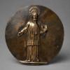 <p>Magn&iacute;fico medalh&atilde;o circular em bronze maci&ccedil;o representando S&Atilde;O FRANCISCO XAVIER (1506-1552), Ap&oacute;stolo das &Iacute;ndias, obra assinada pelo escultor MIGUEL LANGONE, d&eacute;cada de 1930. Obra: Alto-relevo de S&atilde;o Francisco Xavier em p&eacute;, sobre pequeno pedestal, com aur&eacute;ola raiada resplendorosa, barba, t&uacute;nica jesu&iacute;tica com bordado central de rosetas, segurando na m&atilde;o esquerda o livro aberto do Evangelho e com a m&atilde;o direita estendida em gesto de acolhida, prega&ccedil;&atilde;o e evangeliza&ccedil;&atilde;o. Modelagem de grande dignidade e realismo hagiogr&aacute;fico, com detalhamento fino da barba, do livro e da aur&eacute;ola raiada com raios incisos. P&aacute;tina original escura enegrecida com altos polidos em bronze dourado-avermelhado, fundo circular com textura martelada de fundi&ccedil;&atilde;o art&iacute;stica. Medidas: 20,5 cm de di&acirc;metro Material: Bronze maci&ccedil;o - assinado Iconografia: S&atilde;o Francisco Xavier - livro, aur&eacute;ola raiada, gesto mission&aacute;rio D&eacute;cada: 1930 O Santo: Francisco Xavier, cofundador da Companhia de Jesus com Santo In&aacute;cio de Loyola em 1534, mission&aacute;rio na &Iacute;ndia Portuguesa (Goa, 1542), Mal&aacute;sia, Molucas e Jap&atilde;o (1549-1551), onde introduziu o cristianismo. Patrono das Miss&otilde;es, das Miss&otilde;es da &Iacute;ndia e protetor dos navegantes. Sua imagem com livro e gesto aberto simboliza a evangeliza&ccedil;&atilde;o dos povos do Oriente no s&eacute;culo XVI. O Autor - MIGUEL LANGONE: Nascido na It&aacute;lia em 14/04/1892, em 1910 imigrou para o Brasil e fundou a Ind&uacute;stria Metal&uacute;rgica Langone S/A, Rua Pedro &Aacute;lvares Cabral 85, bairro da Luz, S&atilde;o Paulo. Escultor e gravador, especialista em medalhas e placas comemorativas, autor da famosa medalha do combatente da Revolu&ccedil;&atilde;o Constitucionalista de 1932 e da medalha comemorativa do IV Centen&aacute;rio da Coloniza&ccedil;&atilde;o do Brasil e de S&atilde;o Vicente. Homenageado com rua em seu nome em S&atilde;o Paulo, &eacute; um dos maiores medalhistas e fundidores art&iacute;sticos do Brasil no s&eacute;culo XX. Pe&ccedil;a museal de grande raridade, indispens&aacute;vel para cole&ccedil;&otilde;es de arte sacra jesu&iacute;tica, Companhia de Jesus, S&atilde;o Francisco Xavier, miss&otilde;es na &Iacute;ndia e Jap&atilde;o, Goa, Santo In&aacute;cio de Loyola, bronze religioso e escultura de Miguel Langone.</p>