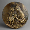 <p>Magn&iacute;fico medalh&atilde;o circular em bronze maci&ccedil;o representando SAGRADOS CORA&Ccedil;&Otilde;ES DE MARIA E DO MENINO JESUS - NOSSA SENHORA DO SAGRADO CORA&Ccedil;&Atilde;O, obra assinada pelo escultor MIGUEL LANGONE, d&eacute;cada de 1930. Obra: Alto-relevo de Nossa Senhora de v&eacute;u e manto ricamente drapeado, com aur&eacute;ola circular, segurando no colo o Menino Jesus, ambos com aur&eacute;ola, cada um apresentando o Sagrado Cora&ccedil;&atilde;o flamejante em resplendor raiado - o de Maria na m&atilde;o esquerda e o do Menino em ambas as m&atilde;os, com chamas no topo. Cena de grande ternura e simbolismo devocional, com detalhamento fino nas fisionomias, no manto e nos cora&ccedil;&otilde;es. P&aacute;tina original escura enegrecida com pontos de azinhavre e altos polidos em bronze dourado-avermelhado, fundo circular com textura martelada de fundi&ccedil;&atilde;o art&iacute;stica. Medidas: 17 cm de di&acirc;metro Material: Bronze maci&ccedil;o - assinado Iconografia: Sagrados Cora&ccedil;&otilde;es de Maria e Jesus - Nossa Senhora do Sagrado Cora&ccedil;&atilde;o D&eacute;cada: 1930 Hist&oacute;ria da Devo&ccedil;&atilde;o: A Festa de Nossa Senhora do Sagrado Cora&ccedil;&atilde;o foi institu&iacute;da em 1868 pelo Padre J&uacute;lio Chevalier, fundador dos Mission&aacute;rios do Sagrado Cora&ccedil;&atilde;o. A iconografia de Maria apresentando o Cora&ccedil;&atilde;o de seu Filho e o seu pr&oacute;prio Cora&ccedil;&atilde;o simboliza o amor maternal e a media&ccedil;&atilde;o da Virgem junto ao Cora&ccedil;&atilde;o de Jesus. O Autor - MIGUEL LANGONE: Nascido na It&aacute;lia em 14/04/1892, em 1910 imigrou para o Brasil e fundou a Ind&uacute;stria Metal&uacute;rgica Langone S/A, Rua Pedro &Aacute;lvares Cabral 85, bairro da Luz, S&atilde;o Paulo. Escultor e gravador, especialista em medalhas e placas comemorativas, autor da famosa medalha do combatente da Revolu&ccedil;&atilde;o Constitucionalista de 1932 e da medalha comemorativa do IV Centen&aacute;rio da Coloniza&ccedil;&atilde;o do Brasil e de S&atilde;o Vicente. Homenageado com rua em seu nome em S&atilde;o Paulo, &eacute; um dos maiores medalhistas e fundidores art&iacute;sticos do Brasil no s&eacute;culo XX. Pe&ccedil;a de cole&ccedil;&atilde;o de grande raridade e beleza devocional, indispens&aacute;vel para cole&ccedil;&otilde;es de arte sacra, Sagrado Cora&ccedil;&atilde;o de Maria, Sagrado Cora&ccedil;&atilde;o de Jesus, Nossa Senhora do Sagrado Cora&ccedil;&atilde;o, Mission&aacute;rios do Sagrado Cora&ccedil;&atilde;o, bronze religioso e escultura de Miguel Langone</p>