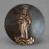 <p>Magn&iacute;fico medalh&atilde;o circular em bronze maci&ccedil;o representando NOSSA SENHORA DO DIVINO AMOR, obra assinada pelo escultor MIGUEL LANGONE, d&eacute;cada de 1930. Obra: Alto-relevo de Nossa Senhora coroada, em p&eacute; sobre base de nuvens estilizadas, com v&eacute;u e manto longo ricamente drapeado, m&atilde;o direita erguida em sinal de b&ecirc;n&ccedil;&atilde;o e pacifica&ccedil;&atilde;o, m&atilde;o esquerda junto ao peito segurando o vaso do Divino Amor, com a pomba do Esp&iacute;rito Santo pousada em seu bra&ccedil;o direito. Modelagem de grande nobreza e simbologia mariana, com coroa real de tr&ecirc;s pontas, fisionomia serena e panejamento vertical elegante. P&aacute;tina original escura enegrecida com altos polidos em bronze dourado-avermelhado, fundo circular liso com textura de fundi&ccedil;&atilde;o art&iacute;stica. Medidas: 23 cm de di&acirc;metro Material: Bronze maci&ccedil;o - assinado Iconografia: Nossa Senhora do Divino Amor - coroa, pomba do Esp&iacute;rito Santo, b&ecirc;n&ccedil;&atilde;o, vaso, nuvens D&eacute;cada: 1930 DA DEVO&Ccedil;&Atilde;O - Salvadora de Roma: No dia 4 de junho de 1944, durante a Segunda Guerra Mundial, quando os aliados chegavam pr&oacute;ximo a Roma, o Papa Pio XII rezou pedindo que Nossa Senhora do Divino Amor livrasse a cidade do bombardeio. Nessa mesma noite as resist&ecirc;ncias nazistas ca&iacute;ram e os alem&atilde;es deixaram Roma sem combate com os aliados. O Papa agradeceu a Nossa Senhora e a proclamou Salvadora de Roma. O Santu&aacute;rio de Nossa Senhora do Divino Amor, nos arredores de Roma, &eacute; um dos mais venerados da It&aacute;lia. Este medalh&atilde;o Langone, da d&eacute;cada de 1930, antecipa em mais de dez anos o milagre que consagraria mundialmente esta invoca&ccedil;&atilde;o. O Autor - MIGUEL LANGONE: Nascido na It&aacute;lia em 14/04/1892, em 1910 imigrou para o Brasil e fundou a Ind&uacute;stria Metal&uacute;rgica Langone S/A, Rua Pedro &Aacute;lvares Cabral 85, bairro da Luz, S&atilde;o Paulo. Escultor e gravador, especialista em medalhas e placas comemorativas, autor da famosa medalha do combatente da Revolu&ccedil;&atilde;o Constitucionalista de 1932 e da medalha comemorativa do IV Centen&aacute;rio da Coloniza&ccedil;&atilde;o do Brasil e de S&atilde;o Vicente. Homenageado com rua em seu nome em S&atilde;o Paulo, &eacute; um dos maiores medalhistas e fundidores art&iacute;sticos do Brasil no s&eacute;culo XX. Pe&ccedil;a museal de excepcional raridade hist&oacute;rica e devocional, ligada &agrave; Segunda Guerra, Pio XII e &agrave; liberta&ccedil;&atilde;o de Roma, indispens&aacute;vel para cole&ccedil;&otilde;es de arte sacra, Nossa Senhora do Divino Amor, Salvadora de Roma, Pio XII, Segunda Guerra Mundial, Esp&iacute;rito Santo, bronze religioso e escultura de Miguel Langone.</p>
