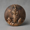 <p>Magn&iacute;fico medalh&atilde;o circular em bronze maci&ccedil;o representando NOSSA SENHORA DAS VIT&Oacute;RIAS, obra do escultor MIGUEL LANGONE, d&eacute;cada de 1930. Obra: Alto-relevo centralizado de Nossa Senhora coroada, em p&eacute; sobre base de nuvens estilizadas, com manto longo ricamente drapeado, v&eacute;u e coroa real de tr&ecirc;s pontas, segurando no colo o Menino Jesus de bra&ccedil;os abertos em gesto de b&ecirc;n&ccedil;&atilde;o. Modelagem de grande nobreza mariana e ternura devocional, com detalhamento fino do manto, da coroa e das nuvens volumosas na base. P&aacute;tina original acobreada avermelhada com pontos escuros de oxida&ccedil;&atilde;o e altos polidos em bronze dourado, fundo circular com textura granulada de fundi&ccedil;&atilde;o art&iacute;stica. Medidas: 18 cm de di&acirc;metro Material: Bronze maci&ccedil;o Iconografia: Nossa Senhora das Vit&oacute;rias - Nossa Senhora com Menino Jesus sobre nuvens, coroada, Rainha das Vit&oacute;rias D&eacute;cada: 1930 DA DEVO&Ccedil;&Atilde;O: Nossa Senhora das Vit&oacute;rias &eacute; uma das mais antigas e veneradas invoca&ccedil;&otilde;es marianas, ligada &agrave;s vit&oacute;rias dos crist&atilde;os nas batalhas contra o Isl&atilde; e &agrave; Batalha de Lepanto (1571), quando o Papa Pio V instituiu a festa de Nossa Senhora das Vit&oacute;rias, posteriormente Nossa Senhora do Ros&aacute;rio. No Brasil, &eacute; padroeira de diversas igrejas e irmandades, s&iacute;mbolo de prote&ccedil;&atilde;o e triunfo espiritual. O Autor - MIGUEL LANGONE: Nascido na It&aacute;lia em 14/04/1892, em 1910 imigrou para o Brasil e fundou a Ind&uacute;stria Metal&uacute;rgica Langone S/A, Rua Pedro &Aacute;lvares Cabral 85, bairro da Luz, S&atilde;o Paulo. Escultor e gravador, especialista em medalhas e placas comemorativas, autor da famosa medalha do combatente da Revolu&ccedil;&atilde;o Constitucionalista de 1932 e da medalha comemorativa do IV Centen&aacute;rio da Coloniza&ccedil;&atilde;o do Brasil e de S&atilde;o Vicente. Homenageado com rua em seu nome em S&atilde;o Paulo, &eacute; um dos maiores medalhistas e fundidores art&iacute;sticos do Brasil no s&eacute;culo XX. Pe&ccedil;a de cole&ccedil;&atilde;o de grande beleza e simbologia, indispens&aacute;vel para cole&ccedil;&otilde;es de arte sacra, Nossa Senhora das Vit&oacute;rias, Nossa Senhora do Ros&aacute;rio, Lepanto, Pio V, bronze religioso e escultura de Miguel Langone</p>