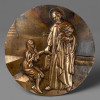 Magnífico medalhão circular em bronze maciço representando SÃO VICENTE DE PAULO em obra de caridade, do escultor MIGUEL LANGONE, década de 1930.<br /><br />Obra: Alto-relevo narrativo de São Vicente de Paulo com auréola e solidéu, manto longo drapeado, segurando criança desamparada ao colo e amparando com a mão direita mulher de véu, descalça, sentada em escadaria, em gesto de acolhimento e misericórdia. Modelagem de grande humanidade e força compositiva, com cenário arquitetônico ao fundo em perspectiva com degraus e muros, detalhamento fino das fisionomias, dos pés descalços e do panejamento. Pátina original acobreada com escurecimentos de oxidação e altos polidos em bronze dourado-avermelhado, fundo circular com textura de fundição artística.<br /><br />Medidas: 25 cm de diâmetro<br />Material: Bronze maciço<br />Iconografia: São Vicente de Paulo - caridade, acolhimento aos pobres, criança, mulher desamparada<br />Década: 1930<br /><br />DA DEVOÇÃO: São Vicente de Paulo (1581-1660), sacerdote francês, Apóstolo da Caridade, fundador da Congregação da Missão (Lazaristas) e das Filhas da Caridade, dedicou sua vida aos pobres, doentes, órfãos e desamparados. Canonizado em 1737, é o padroeiro universal das obras de caridade. A cena retratada neste medalhão sintetiza perfeitamente sua missão: o amparo à criança órfã e à mulher em situação de vulnerabilidade.<br /><br />O Autor - MIGUEL LANGONE:<br />Nascido na Itália em 14/04/1892, em 1910 imigrou para o Brasil e fundou a Indústria Metalúrgica Langone S/A, Rua Pedro Álvares Cabral 85, bairro da Luz, São Paulo. Escultor e gravador, especialista em medalhas e placas comemorativas, autor da famosa medalha do combatente da Revolução Constitucionalista de 1932 e da medalha comemorativa do IV Centenário da Colonização do Brasil e de São Vicente. Homenageado com rua em seu nome em São Paulo, é um dos maiores medalhistas e fundidores artísticos do Brasil no século XX.<br /><br />Peça museal de excepcional tamanho e qualidade, com 25 cm de diâmetro, indispensável para coleções de arte sacra, São Vicente de Paulo, caridade, Vicentinos, Filhas da Caridade, bronze religioso e escultura de Miguel Langone.
