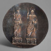 <p>COSME E DAMI&Atilde;O por MIGUEL LANGONE - Medalh&atilde;o em bronze, d&eacute;cada de 1930, assinado pelo escultor italiano MIGUEL LANGONE (14/04/1892 - ?) - Placa em bronze circular, imagem de ICONOGRAFIA ESTILO BIZANTINA - Medidas: 20,5 cm de di&acirc;metro - Imagem no padr&atilde;o cinza m&eacute;dio premium Paiva Frade Magn&iacute;fico medalh&atilde;o circular em bronze maci&ccedil;o representando S&Atilde;O COSME E S&Atilde;O DAMI&Atilde;O, obra do escultor MIGUEL LANGONE, d&eacute;cada de 1930, em ICONOGRAFIA ESTILO BIZANTINA. Obra: Duplo alto-relevo de S&atilde;o Cosme e S&atilde;o Dami&atilde;o coroados, em p&eacute; sobre peanhas ricamente ornamentadas com volutas vazadas, vestes longas ricamente bordadas com flores estilizadas e barras rendadas, segurando na m&atilde;o esquerda livro m&eacute;dico e na direita os atributos de mart&iacute;rio - palma e l&acirc;mina (faca/espada) -, s&iacute;mbolo do mart&iacute;rio por decapita&ccedil;&atilde;o. Modelagem de frontalidade bizantina, fisionomias hier&aacute;ticas, coroas radiadas com pedrarias, mantos drapeados em diagonais solenes. P&aacute;tina original escura enegrecida com pontos de azinhavre e altos polidos em bronze acobreado dourado. Medidas: 20,5 cm de di&acirc;metro Material: Bronze maci&ccedil;o Iconografia: S&atilde;o Cosme e S&atilde;o Dami&atilde;o - estilo bizantino, coroas, palma do mart&iacute;rio, livro, faca/espada, peanhas ornamentadas D&eacute;cada: 1930 DA DEVO&Ccedil;&Atilde;O: S&atilde;o Cosme e S&atilde;o Dami&atilde;o (s&eacute;culo III), irm&atilde;os g&ecirc;meos m&eacute;dicos an&aacute;rgiros (que curavam sem cobrar), m&aacute;rtires na S&iacute;ria sob Diocleciano. Padroeiros dos m&eacute;dicos, farmac&ecirc;uticos e cirurgi&otilde;es. A iconografia bizantina os representa coroados como pr&iacute;ncipes da f&eacute;, com instrumentos do mart&iacute;rio e livros da medicina. Devo&ccedil;&atilde;o imensamente popular no Brasil, ligados &agrave; caridade e &agrave; cura, sincretizados no candombl&eacute; como os Ibejis, protetores das crian&ccedil;as. O Autor - MIGUEL LANGONE: Nascido na It&aacute;lia em 14/04/1892, em 1910 imigrou para o Brasil e fundou a Ind&uacute;stria Metal&uacute;rgica Langone S/A, Rua Pedro &Aacute;lvares Cabral 85, bairro da Luz, S&atilde;o Paulo. Escultor e gravador, especialista em medalhas e placas comemorativas, autor da famosa medalha do combatente da Revolu&ccedil;&atilde;o Constitucionalista de 1932 e da medalha comemorativa do IV Centen&aacute;rio da Coloniza&ccedil;&atilde;o do Brasil e de S&atilde;o Vicente. Homenageado com rua em seu nome em S&atilde;o Paulo, &eacute; um dos maiores medalhistas e fundidores art&iacute;sticos do Brasil no s&eacute;culo XX. Pe&ccedil;a museal de 20,5 cm de excepcional iconografia bizantina e sincretismo brasileiro, indispens&aacute;vel para cole&ccedil;&otilde;es de arte sacra, S&atilde;o Cosme e Dami&atilde;o, Ibejis, medicina, padroeiros dos m&eacute;dicos, bronze religioso e escultura de Miguel Langone.</p>
