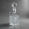 Garrafa para Whisky, em Cristal, decoração Ramos de Trigo, Tampa Bola Facetada - Importado - 28 x 10 x 10 cm<br /><br />Elegante garrafa licoreira / decanter para whisky em cristal pesado, padrão Ramos de Trigo - clássico das cristalerias francesas Cristal de Flandre / Cristal d'Arques-Durand, importado.<br /><br />Corpo quadrado em cristal transparente de alta transparência e sonoridade, composição de grande palmeta / feixe de trigo estilizado, encimado por losangos e padrão diamante na base. Acabamento que refrata a luz com brilho excepcional.<br /><br />Tampa original em cristal com pino esmerilhado, bola facetada em diamante que funciona como pega - tampa 100% original com vedação perfeita.<br /><br />Modelo icônico vintage anos 70/80, muito procurado para bar e coleção.<br /><br />Medidas: 28 cm alt. com tampa x 10 x 10 cm