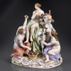 <p>MEISSEN &mdash; &ldquo;RAPTO DE EUROPA&rdquo; Modelado por Johann Friedrich Eberlein, c. 1748 Porcelana policromada | Marca: 2697 | Pintor n&ordm; 20 &mdash; Colditz Peso: 1.886 g | Medidas: 23 x 20 x 11 cm Magn&iacute;fico grupo escult&oacute;rico em porcelana de Meissen, tema mitol&oacute;gico &ldquo;O Rapto de Europa&rdquo;, modelado por Johann Friedrich Eberlein por volta de 1748, no auge do Rococ&oacute; alem&atilde;o. Pe&ccedil;a de cat&aacute;logo: n&ordm; 2697, refer&ecirc;ncia PG. 95 PLATE 17 nos arquivos da manufatura. Fundada em 1710 por Augusto II da Sax&ocirc;nia, a Meissen &eacute; a primeira manufatura europeia de porcelana dura e sin&ocirc;nimo de realeza. At&eacute; hoje opera no Albrechtsburg, mantendo moldes e t&eacute;cnicas do s&eacute;culo XVIII. A marca das espadas cruzadas em azul-cobalto sob o vidrado &eacute; garantia mundial de origem, qualidade e prest&iacute;gio. Eberlein (1696&ndash;1749) foi Modellmeister de Meissen de 1741 a 1749. Sucedeu J.J. Kaendler na chefia da modelagem e especializou-se em grupos mitol&oacute;gicos e aleg&oacute;ricos de escala palaciana. &ldquo;Rapto de Europa&rdquo; &eacute; uma de suas cria&ccedil;&otilde;es mais teatrais: Zeus, transfigurado em touro branco, seduz a princesa fen&iacute;cia Europa. Europa, coroada de flores, sentada sobre o touro adornado com grinaldas. Duas ninfas a acompanham: uma oferece flores, outra acaricia o animal. Base em rocaille com volutas douradas e cesta de flores aplicada &agrave; m&atilde;o &mdash; bl&uuml;tenbesatz, especialidade de Meissen. Policromia suave: carna&ccedil;&atilde;o marfim, mantos em verde-celadon, rosa e lil&aacute;s, touro branco com guirlandas multicoloridas. Marcas e data&ccedil;&atilde;o Espadas cruzadas sob a base = Meissen aut&ecirc;ntica. 2697 = n&uacute;mero do modelo, criado c.1748 por Eberlein. Painter n&ordm; 20 &mdash; Colditz = pintor respons&aacute;vel pela decora&ccedil;&atilde;o. Colditz foi um dos grandes Hausmaler da manufatura em meados do s&eacute;culo XVIII. Grupos mitol&oacute;gicos de Eberlein do s&eacute;culo XVIII s&atilde;o rar&iacute;ssimos. A maioria est&aacute; em museus: Dresden Porcelain Collection, Metropolitan, V&A. Em leil&atilde;o, exemplares perfeitos do &ldquo;Rapto de Europa&rdquo; atingem &euro; 25.000 a &euro; 60.000 = R$ 150.000 a R$ 360.000. Peso de 1,886 kg e 23 cm de altura indicam primeira prensagem, n&atilde;o redu&ccedil;&atilde;o posterior. &Eacute; Meissen de museu: mitologia, rococ&oacute;, ouro e a m&atilde;o de Eberlein. Zeus em porcelana, 277 anos depois, ainda sequestra Europa &mdash; e o olhar de quem entende.</p>