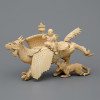 <p>Chinese Ivory -Qing Dinasty (1644 - 1912) Grande Grupo escultórico em marfim, figurando Quimera alada, Monge segurando um Koro (incensório) e rolos de pergaminhos. Um tigre ao solo acompanha o grupo. Articulado, scrimshaw. Medidas: 16,5 x 27 x 9 cm. Peso: 800 g.</p> <p>Chinese Ivory -Qing Dinasty (1644 - 1912) Grande Grupo escultórico em marfim, figurando Quimera alada, Monge segurando um Koro (incensório) e rolos de pergaminhos. Um tigre ao solo acompanha o grupo. Articulado, scrimshaw. Medidas: 16,5 x 27 x 9 cm. Peso: 800 g.</p>