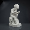 <p>S&Egrave;VRES &mdash; &ldquo;PETIT &Eacute;CRIVAIN&rdquo; Fran&ccedil;a, Manufacture Nationale de S&egrave;vres | S&eacute;c. XIX | Biscuit branco Modelo de James Pradier (1790&ndash;1852) | Medidas: 23,5 x 10,5 x 14 cm | 1,21 kg Assinado &ldquo;Pradier&rdquo; | Marcas da Manufatura Real Extraordin&aacute;ria estatueta em biscuit de S&egrave;vres, &ldquo;Petit &Eacute;crivain&rdquo; &mdash; o Pequeno Escritor, par do &ldquo;Petit Lecteur&rdquo;. Modelada por James Pradier (1790&ndash;1852), maior escultor neocl&aacute;ssico franc&ecirc;s, para a Manufacture Nationale de S&egrave;vres entre 1830&ndash;1850. Porcelana n&atilde;o vidrada, branco leitoso, t&eacute;cnica que S&egrave;vres elevou a arte maior para celebrar a pureza da escultura. Desde 1740, S&egrave;vres &eacute; a manufatura oficial da Fran&ccedil;a, fornecedora de Lu&iacute;s XV a Napole&atilde;o III. O biscuit de S&egrave;vres &eacute; refer&ecirc;ncia absoluta: sem esmalte, sem cor, s&oacute; volume e luz. Era a mat&eacute;ria-prima dos grandes escultores para edi&ccedil;&otilde;es de gabinete &mdash; escultura acad&ecirc;mica ao alcance da alta burguesia. O artista su&iacute;&ccedil;o de nascimento, franc&ecirc;s por forma&ccedil;&atilde;o, Pradier foi Prix de Rome 1813, membro do Institut de France e escultor de Lu&iacute;s Filipe I. Suas obras est&atilde;o no Louvre, Versailles e Arco do Triunfo. Para S&egrave;vres, criou a s&eacute;rie das all&eacute;gories de l&rsquo;enfance: &ldquo;Petit Lecteur&rdquo;, &ldquo;Petit &Eacute;crivain&rdquo;, &ldquo;Petit Dessinateur&rdquo; &mdash; celebra&ccedil;&atilde;o neocl&aacute;ssica da educa&ccedil;&atilde;o e das artes. Menino sentado sobre plinto, tronco inclinado, pena na m&atilde;o, t&aacute;bua apoiada no joelho. Livro aberto aos p&eacute;s, drapeado caindo do assento. Anatomia acad&ecirc;mica, cachos naturalistas, gesto concentrado. O biscuit revela cada detalhe sem distra&ccedil;&atilde;o crom&aacute;tica. Assinatura &ldquo;Pradier&rdquo; e marca de S&egrave;vres com L entrela&ccedil;ado garantem origem e autoria. Data&ccedil;&atilde;o e mercado Embora o usu&aacute;rio mencione &ldquo;S&eacute;c. XVIII&rdquo;, Pradier atuou no s&eacute;c. XIX. O modelo &ldquo;Petit &Eacute;crivain&rdquo; foi editado por S&egrave;vres c. 1830&ndash;1850. Pe&ccedil;as 23,5 cm, assinadas, s&atilde;o sculptures d&rsquo;&eacute;dition raras. Leil&otilde;es europeus: &euro; 3.500 a &euro; 14.000 = R$ 21.000 a R$ 84.000, conforme conserva&ccedil;&atilde;o e marcas.</p>