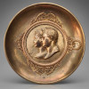 JOSÉPHINE ET NAPOLÉON - 1er Empire - Par Bertrand Andrieu Fecit (1761-1822).<br />O Imperador Napoleão, com a entrada de seu exercito foi o principal agente na vinda de D.João VI e sua corte ao Brasil, que se transforma na sede do Reino de Portugal e não sucumbe a França.<br /><br />Antiga medalha montada em porta cartões de bronze Ormolu. <br />Peça antiga do período do 1º Império, início do século XIX. As medalhas provavelmente foram cunhadas para comemorar o segundo casamento de Napoleão com a Habsburgo Marie-Louise da Áustria em 1810.<br /><br />Bertrand Andrieu (1763-1822) foi aluno do medalhista Gatteaux , seu estilo neoclássico combinando com o estilo de Napoleão novas aspirações imperiais.<br />Medidas: 5 x 20,5 x 20,5 cm.<br /><br />REFERÊNCIAS: https://bronzexixesiecle.com/2018/08/ancien-medaille-bronze-andrieu-fecit-napoleon-bonaparte-josephine-1er-empire/<br /><br />https://www.numisaisne.fr/en/medals/26344-medal-birth-of-napoleon-ii-march-20-1811-king-of-rome-by-andrieu-f.html<br />
