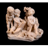 Grupo escultórico em mármore Carrara, Itália, século XIX. Três crianças brincando de desenhista e modelo. PESO:15,5 KG. MEDIDAS: 31 x 40 x 23 cm.