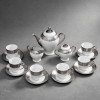<p>Servi&ccedil;o para Ch&aacute; em Porcelana com Pintura em Prata L&iacute;quida - Orla com Motivos de Ornatos - Importado - Total 15 Pe&ccedil;as Eleg&acirc;ncia cl&aacute;ssica em prata. Este servi&ccedil;o para ch&aacute; importado em fina porcelana branca impressiona pela pintura em prata l&iacute;quida - friso largo com trama texturizada em padr&atilde;o de malha entrela&ccedil;ada / diamantado, com delicado ornato em relevo no filete superior e acabamento espelhado nas al&ccedil;as, bicos, puxadores pin&aacute;culo e bordas. Composi&ccedil;&atilde;o completa: - 01 bule com tampa com pin&aacute;culo ogival - 01 a&ccedil;ucareiro com tampa e al&ccedil;as - 01 leiteira / cremeira - 06 x&iacute;caras de ch&aacute; com 06 pires correspondentes Total: 15 pe&ccedil;as. Porcelana de brilho transl&uacute;cido, esmalta&ccedil;&atilde;o impec&aacute;vel e prata viva, muito bem conservada. Modelo senhorial para mesa posta de luxo, ch&aacute; da tarde ou cole&ccedil;&atilde;o. Servi&ccedil;o para Ch&aacute; em Porcelana com Pintura em Prata L&iacute;quida, Orla com Motivos de Ornatos - Importado - Bule, Leiteira, A&ccedil;ucareiro e 6 X&iacute;caras com Pires - 15 pe&ccedil;as</p>