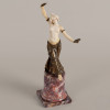 L. Sosson - Danseuse aux Cymbales, 1910 <br />Bronze e marfim sobre base de mármore, representando dançarina oriental. <br />França, século XX. <br />Assinado no marmore<br />Medidas: 29 x 9 x 9 cm.<br /><br />Louis Sosson foi um escultor francês de marfim que desenvolveu sua atividade artística por volta de 1905 a 1930. <br />A data de nascimento e a data da morte de Louis Sosson são desconhecidas. Porém é sabedor que ele viveu de 1914 a 1918, rue Turenne em Paris, no número 50. <br />Com base em sua vida artística, podemos situar sua data de nascimento entre 1870 e 1880 e sua data de morte entre 1930 e 1950. <br />A maioria de suas obras datam do período Art Nouveau e Art Deco, quando fez principalmente estatuetas criseslefantinas, em marfim e bronze, representando mulheres bonitas, muitas vezes dançando. Também é de sua autoria um esquiador, personagens em roupas holandesas e algumas crianças.<br /><br />Suas obras foram frequentemente editadas pela Etling Foundry.<br />Em 1909, Edmond Laurent Etling abria uma butique em Paris, na 29 rue de Paradis. Era o local onde se podia comprar muitas peças de arte luxuosas, principalmente em bronze, marfim, cerâmica ou vidro. <br />Etling representava escultores e artistas de renome mundial, como Demeter Chiparus, Louis Sosson , Claire-Jean Roberte Colinet, Lucille Sevin, seu marido Jean Théodore Delabassé e Maurice Guiraud-Rivière, membros eminentes da arte moderna francesa da época.