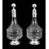 ANDRÉ ROBERGE (1910-1924) PRATA 950 Mls. CABEÇA DE MERCÚRIO (a partir de 1878)<br />Prateiro de PARIS, 4 Rue de L'Entrepôt.<br />Par de licoreiras em cristal SAINT LOUIS gravados a mão: tochas entrelaçadas; instrumentos musicais e partitura. Arabescos e florões.<br />Base, gargalo e tampa em prata contrastada.<br />Medidas: 30 x 12 x 12 cm.<br />REFERÊNCIAS EM FOTOS ANEXAS: https://www.925-1000.com/Ffrench_makers_A.html<br />