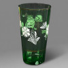 <p>Vaso Verde Canelado Anos 1950 - Pintura em Esmaltagem Floral - No Estado: Bicadinhos na Base - Medidas: 24,5 x 13,5 x 13,5 cm Pe&ccedil;a: Vaso alto verde canelado / facetado / gomos verticais largos - anos 1950 - vidro grosso verde esmeralda transparente: 1) formato c&ocirc;nico reto / tronco-c&ocirc;nico levemente afunilado para base - corpo canelado / facetado em 10 gomos verticais - paredes espessas - fundo maci&ccedil;o - boca larga lisa, 2) decora&ccedil;&atilde;o em todo per&iacute;metro com pintura em esmaltagem / esmalte branco &agrave; m&atilde;o figurando flores e folhagens estilizadas / flores de 6 p&eacute;talas / margaridas com miolo pontilhado e plumas / leques / rocaille / ramagens - 3 conjuntos florais distribu&iacute;dos, 3) acabamento com dois filetes finos dourados / ouro - um na borda superior e outro na parte inferior pr&oacute;ximo &agrave; base - filete dourado em ouro, 4) base facetada - bolhas de ar no vidro caracter&iacute;sticas de vidro soprado / fabrica&ccedil;&atilde;o artesanal anos 50. Medidas: 24,5 cm altura x 13,5 cm di&acirc;metro da boca x 13,5 cm di&acirc;metro da base / profundidade - Vaso individual 24,5 x 13,5 x 13,5 cm</p>