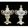 <p>SITZENDORF - GERMANY - SINCE 1850. Par de &acirc;nforas em porcelana. Modelagem e pintura manual floral. Marcadas ao fundo e assinatura do pintor decorador. MEDIDAS:22x15x9 cm.<br /><br />MARCAS EM FOTO ANEXA: https://www.porcelainmarksandmore.com/germany/thuringia/sitzendorf-01/</p>