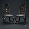 <p>MAISON JANSEN PARIS. PAR DE ANTIGAS CADEIRAS EM LACA DE CHAR&Atilde;O, DECORA&Ccedil;&Atilde;O CHINNOISERIE.ESTOFADO REFEITO EM COURO DE PELICA VERDE ACINZENTADO. MEDIDAS: 1,07 X 46 CM Maison Jansen foi um renomado escrit&oacute;rio de design de interiores parisiense, fundado em 1880 por Jean-Henri Jansen, tornando-se a primeira empresa de design global e influenciando o luxo por quase um s&eacute;culo. Especialista em misturar estilos tradicionais (como o Lu&iacute;s XV) com modernidade e toques de luxo, a firma atendeu elites e realeza, incluindo o design de salas na Casa Branca. Encerrou suas atividades em 1989, mas suas pe&ccedil;as de mobili&aacute;rio continuam altamente valorizadas e colecion&aacute;veis.</p>