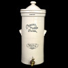 CHEAVIN'S SALUDOR - Salud Water filter- ENGLAND- Grande e decorativo filtro cilíndrico em cerâmica na cor bege, inscrições em azul. MEDIDAS: 65x28x28 cm.<br /><br />HISTÓRIA: Este purificador de água do início do século XX funcionava com base no princípio da passagem da água por um filtro de carvão ativado. É semelhante aos filtros de água domésticos atuais. O recipiente alto de cerâmica de grés possui um esmalte sem chumbo. Sua tampa em forma de cúpula tem uma saliência interna para evitar que escorregue. Próximo à base do recipiente, há um orifício que dá acesso ao interior. Uma pequena torneira de metal bloqueia o orifício, permitindo que a água seja drenada do recipiente quando necessário. Na parte externa do recipiente, lê-se: Filtro de Água Segura Cheavins Saludor. Água Potável de Pureza Absoluta, Fabricado na Grã-Bretanha. O sistema de filtragem ficava dentro do recipiente. O recipiente era preenchido com carvão ativado e a água era despejada na parte superior. Ao passar pelo carvão, a água era purificada. A água limpa era então retirada da parte inferior do recipiente através da torneira.