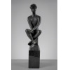 BRUNO GIORGI (1905-1993)<br />Escultura em Bronze<br />Medidas: 1,25 x 45 x 51 cm | Base: 50 x 30 x 61 cm | Total 1,75 de altura<br />Peso: 87,7 kg escultura + 53 kg base<br /><br />A Obra: Monumentalidade e Vazio na Escultura Moderna Brasileira<br />Esta escultura em bronze patinado de grandes dimensões pertence à fase madura de Bruno Giorgi, um dos maiores nomes da escultura moderna brasileira. As medidas monumentais, com base – 1,75m de altura e quase 90kg de bronze – indicam tratar-se de obra de acervo, destinada a jardins, halls de museus ou coleções institucionais.<br /><br />Destaques técnicos e históricos:<br /><br />Fase Bronze, 1950-1960: É a partir do final dos anos 1950 que Giorgi adota o bronze como matéria principal. Suas obras desse período valorizam “o ritmo, o movimento, os vazios e a harmonização de linhas curvas e formas angulares”. Os vazios tornam-se parte integrante da escultura, predominando sobre as massas.<br /><br />Formação Europeia: Filho de imigrantes italianos, estudou em Roma e Paris. Foi aluno de Aristide Maillol na Académie Ranson e conviveu com Henry Moore, Marino Marini e Charles Despiau. Trouxe para o Brasil a lição da síntese moderna europeia.<br /><br />Integração ao Modernismo: Em 1939, de volta a São Paulo, integra-se ao movimento modernista ao lado de Vitor Brecheret e Mário de Andrade. Em 1942, executa esculturas para o Palácio da Cultura, no jardim de Burle Marx.<br /><br />Monumentalidade Pública: Giorgi é autor de obras icônicas como Os Candangos, na Praça dos Três Poderes em Brasília, e o Monumento ao Padre José de Anchieta, em Tenerife.<br />C<br />Bruno Giorgi transformou a escultura brasileira. Suas figuras delgadas, com vazios expressivos, dialogam com a arquitetura moderna e são presença obrigatória em museus como MASP, MAM e MAC.<br /><br />Para o colecionador, bronzes de grande porte de Giorgi são raríssimos no mercado. O peso de 140kg total e as medidas indicam peça de série limitada. BRUNO GIORGI (1905-1993)<br />Escultura em Bronze<br />Medidas: 1,25 x 45 x 51 cm | Base: 50 x 30 x 61 cm | Total 1,75 de altura<br />Peso: 87,7 kg escultura + 53 kg base<br /><br />A Obra: Monumentalidade e Vazio na Escultura Moderna Brasileira<br />Esta escultura em bronze patinado de grandes dimensões pertence à fase madura de Bruno Giorgi, um dos maiores nomes da escultura moderna brasileira. As medidas monumentais, com base – 1,75m de altura e quase 90kg de bronze – indicam tratar-se de obra de acervo, destinada a jardins, halls de museus ou coleções institucionais.<br /><br />Destaques técnicos e históricos:<br /><br />Fase Bronze, 1950-1960: É a partir do final dos anos 1950 que Giorgi adota o bronze como matéria principal. Suas obras desse período valorizam “o ritmo, o movimento, os vazios e a harmonização de linhas curvas e formas angulares”. Os vazios tornam-se parte integrante da escultura, predominando sobre as massas.<br /><br />Formação Europeia: Filho de imigrantes italianos, estudou em Roma e Paris. Foi aluno de Aristide Maillol na Académie Ranson e conviveu com Henry Moore, Marino Marini e Charles Despiau. Trouxe para o Brasil a lição da síntese moderna europeia.<br /><br />Integração ao Modernismo: Em 1939, de volta a São Paulo, integra-se ao movimento modernista ao lado de Vitor Brecheret e Mário de Andrade. Em 1942, executa esculturas para o Palácio da Cultura, no jardim de Burle Marx.<br /><br />Monumentalidade Pública: Giorgi é autor de obras icônicas como Os Candangos, na Praça dos Três Poderes em Brasília, e o Monumento ao Padre José de Anchieta, em Tenerife.<br />C<br />Bruno Giorgi transformou a escultura brasileira. Suas figuras delgadas, com vazios expressivos, dialogam com a arquitetura moderna e são presença obrigatória em museus como MASP, MAM e MAC.<br /><br />Para o colecionador, bronzes de grande porte de Giorgi são raríssimos no mercado. O peso de 140kg total e as medidas indicam peça de série limitada.