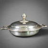 <p>Sopeira legumeira baixa e ovalada / redonda com tampa cupular / abaulada - corpo em metal prateado - prata 90 - al&ccedil;as laterais retangulares vazadas com decora&ccedil;&atilde;o em relevo de folhas de acanto e frisos lineares canelados - borda da sopeira e da tampa com friso triplo e motivos estrelados / florais em intervalo - pegador central em forma de pinha / bolota / alcachofra estilizada - gomos verticais - base do pegador com coroa de folhagens e gadroons / caneluras radiais - tampa com encaixe de sobreposi&ccedil;&atilde;o - acabamento polido espelhado. Marca: Fracalanza - 11741 - pun&ccedil;&atilde;o do le&atilde;o rampante coroado e losango com estrela - marca italiana tradicional de prataria - d&eacute;cada de 1950/70 - Prata 90 - metal prateado de alta qualidade - etiqueta original Fraca Lanza. Medidas: 16 cm altura com tampa e pegador x 35 cm comprimento entre al&ccedil;as x 26 cm largura / di&acirc;metro - sopeira de m&eacute;dio porte para legumes, massas ou servi&ccedil;o de mesa. Material: Metal prateado - Prata 90 sobre metal base - Fracalanza</p>