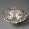 <p>Fruteira redonda com p&eacute; pedestal alto e largo - aba larga e recortada - decora&ccedil;&atilde;o em alto relevo totalmente cinzelada e repuxada &agrave; m&atilde;o - motivo de conchas / vieiras estilizadas em sequ&ecirc;ncia intercalada com volutas rococ&oacute;, folhagens de acanto, rocalhas e contas perladas - cartelas com gadroons / lambrequins - borda com friso perolado e babados irregulares - bojo central liso e profundo - verso da aba e p&eacute; com banho de prata desgastado mostrando cobre avermelhado na base - acabamento antigo com p&aacute;tina e marcas de uso. Manufatura: Portuguesa - manufatura de ourivesaria do Porto / Lisboa - t&eacute;cnica tradicional de cobre batido e cinzelado com banho de prata - prataria portuguesa antiga - pe&ccedil;a de palacete. Medidas: 11 cm altura x 31 cm di&acirc;metro boca x 31 cm di&acirc;metro total - fruteira alta com p&eacute; - peso aproximado 800g a 1,2kg Material: Cobre maci&ccedil;o com banho de prata - prata sobre cobre - cinzelado Estado: Antiga - usada - banho de prata com desgaste natural e oxida&ccedil;&atilde;o - mostrando cobre em pontos da base e borda - pequenos amassados suaves na aba - sem furos - estrutura firme - p&aacute;tina de &eacute;poca - ver fotos - &oacute;tima para cole&ccedil;&atilde;o de prataria portuguesa</p>