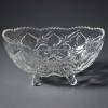 <p>G&ocirc;ndola oval alongada tipo barca - cristal incolor transparente pesado - lapida&ccedil;&atilde;o em relevo - padr&atilde;o losangular com estrelas / flores de 16 pontas lapidadas facetadas e ramos de folhas / trigo em baixo relevo - borda superior totalmente repicada em zigue-zague / serrilhada lapidada &agrave; m&atilde;o - fundo com estrela radiante facetada - 4 p&eacute;s curtos em forma de bolinha / gota inclinada - apoio est&aacute;vel - brilho intenso de cristal. Manufatura: Importada - Europa / Tchecoslov&aacute;quia / Alemanha - padr&atilde;o tipo pinwheel star - d&eacute;cada 1980/90 - cristal de qualidade - peso aproximado. Medidas: 10 cm altura x 20 cm comprimento x 11 cm largura - g&ocirc;ndola m&eacute;dia - ideal para frutas, doces, bombons ou centro de mesa Material: Cristal lapidado incolor</p>
