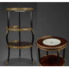 BARONESA DE LEOPOLDINA — MESA “S.M.” E PRATO LIMOGES<br />Brasil, Fazenda São Martinho | Final do Séc. XIX<br />Mesa francesa: 81 x Ø 41 cm | Prato Limoges: Ø 23,5 cm<br /><br />Excepcional conjunto histórico brasileiro: mesa francesa de três platôs e prato em porcelana de Limoges, ambos com o monograma “S.M.” pertencentes ao serviço da Baronesa de Leopoldina, Fazenda São Martinho — uma das maiores fortunas cafeeiras do Império.<br /><br />A marca: Guérin – Pouyat & Cie., Limoges<br />Fundada em 1841, a Guérin – Pouyat & Cie. foi uma das mais prestigiadas manufaturas de Limoges no séc. XIX. Fornecedora de casas reais europeias e da aristocracia brasileira, dominava a pintura sfumatto rosado e as policromias florais em três estágios — técnica que dava profundidade e aveludado à porcelana. Handbook de marcas J. P. Cushion, 31 registra sua produção de serviços heráldicos para o Brasil Imperial.<br /><br />A mesa “S.M.” Étagère francesa, c. 1870–1890, em estilo Napoleão III. Estrutura em madeira ebanizada com pernas cabriolet, folheada a rádica e marchetaria em motivos de folhas e arabescos. Guarnições em bronze dourado cinzelado: galerias vazadas, frisos torcidos e apliques folheados nos joelhos e pés. O platô superior exibe reserva central em porcelana branca com monograma “S.M.” em sepia — São Martinho — circundado por filete verde-água e cordão dourado.<br /><br />Peça de aparato para salon ou boudoir, típica do mobiliário importado pela elite cafeeira para suas fazendas e palacetes urbanos.<br /><br />O prato Limoges “S.M.” Porcelana francesa de Limoges, Guérin – Pouyat, final do séc. XIX. Aba decorada em sfumatto rosado com policromias florais — rosas, miosótis e folhas — executadas em três queimas. Ao centro, o monograma “S.M.” coroado, idêntico ao da mesa, confirmando que integrava o mesmo serviço de mesa da Fazenda São Martinho.<br /><br />História: Baronesa de Leopoldina<br />Maria Izabel de Souza Monteiro (1833–1904), Baronesa de Leopoldina, foi casada com o Barão de Leopoldina. A Fazenda São Martinho, em São Paulo, era uma das maiores produtoras de café do Brasil Imperial. A encomenda de serviços monogramados em Limoges e móveis franceses atestava poder, refinamento e alinhamento com o gosto europeu da corte de D. Pedro II.<br /><br />Mercado e relevância<br />Conjuntos de proveniência histórica com monograma, manufatura identificada e mobiliário correspondente são raríssimos. Mesas étagère Napoleão III com platô em porcelana: R$ 25.000 a R$ 60.000. Pratos Limoges Guérin – Pouyat monogramados: R$ 1.800 a R$ 4.500 cada. Juntos, com história documentada, formam patrimônio museal brasileiro.