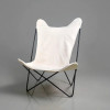 Poltrona BKF<br />Design: Antonio Bonet, Juan Kurchan e Jorge Ferrari-Hardoy<br />Argentina, 1938<br />Estrutura em aço pintado preto | Assento em lona | Medidas: 102 x 66 x 84 cm<br /><br />Ícone absoluto do design moderno, a Poltrona BKF — também mundialmente conhecida como Butterfly Chair — nasceu em Buenos Aires em 1938, criada pelo trio do Grupo Austral: o catalão Antonio Bonet, e os argentinos Juan Kurchan e Jorge Ferrari-Hardoy. O nome BKF vem das iniciais dos três arquitetos, que buscavam um móvel leve, desmontável e acessível para os interiores modernos.<br /><br />Inspirada na Tripolina, cadeira de campanha inglesa do século XIX, a BKF revolucionou o desenho com apenas dois elementos: estrutura contínua de vergalhão de aço pintado de preto e um único plano de lona ou couro suspenso. A forma lembra as asas de uma borboleta em pouso — daí o apelido mundial.<br /><br />Em 1940, foi premiada pelo MoMA de Nova York e entrou para a coleção permanente do museu. Nos anos 1950, a Knoll adquiriu a licença e a produziu em série nos EUA, consagrando-a como símbolo do mid-century americano.<br /><br />A peça<br />Exemplar com estrutura em aço tubular pintado de preto e acabamento em lona crua, fiel ao desenho original de 1938. A geometria é precisa: quatro pontos de apoio, linhas em X que desenham o espaço sem fechá-lo. Leveza visual, conforto ergonômico e montagem intuitiva — modernismo na sua essência.