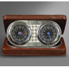 <p>Rel&oacute;gio de mesa duplo Spirit of St. Louis - Modelo Lambert Field Clock - Made for S.O.S.L. Collection - estrutura em metal cromado com placa central em alum&iacute;nio guilloch&ecirc; engine-turned tipo cap&ocirc; de avi&atilde;o vintage - 2 mostradores independentes tipo instrumento de avia&ccedil;&atilde;o - ambos com aro cromado com inscri&ccedil;&atilde;o em relevo - Mostrador Esquerdo: SPIRIT OF ST. LOUIS - mostrador preto com n&uacute;meros ar&aacute;bicos brancos 1 a 12, escala 0-60, ponteiros coloridos azul, vermelho e amarelo, indica&ccedil;&atilde;o SPIRIT OF ST. LOUIS na base - Mostrador Direito: NEW YORK - PARIS - mesmo padr&atilde;o - mostradores com ponteiros hor&aacute;rios diferentes para dois fusos - parafusos Philips aparentes tipo industrial - inserido em caixa / estojo dobr&aacute;vel em couro / courvin marrom texturizado - interior do estojo forrado no mesmo marrom - verso da caixa com placa engine-turned e placa preta com logo avi&atilde;o Spirit of St. Louis e inscri&ccedil;&otilde;es LAMBERT FIELD CLOCK MADE FOR S.O.S.L. COLLECTION SERIAL NO 98 15503643 A CONTROL CERTIFICATE MY 27 NEW YORK - PARIS - fecho de press&atilde;o - funciona como rel&oacute;gio de mesa, de viagem e de painel decorativo. Medidas: ABERTO: 8 cm altura x 14 cm largura x 7 cm profundidade - FECHADO: aprox. 4 x 14 x 7 cm - Mostradores aprox. 5 cm di&acirc;metro cada Material: Metal cromado / alum&iacute;nio engine-turned - vidro - mecanismo a corda / quartzo vintage - caixa em couro / courvin marrom Estado: Vintage - em bom estado de cole&ccedil;&atilde;o</p>