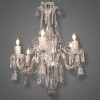 BACCARAT CHANDELIER - FRANCE - COM SELO DA MANUFATURA. <br />LUSTRE ESTILO NEOCLÁSSICO, MODELO CHAVE GREGA. <br />CRISTAL FOSCADO E LAPIDADO, SEIS BRAÇOS, PINGENTES, BOBECHES, SINETAS, ROSETAS.<br />MED: 100 X 75 X 75 cm.<br /><br />O lustre reflete o gosto neogrego, que teve destaque nas produções da fábrica na Exposição Universal de 1867. Ao longo da haste central, são dispostos diversos frisos de meandros – um motivo característico da arquitetura grega antiga, frequentemente utilizado nas artes decorativas do século XIX . Na parte superior, alguns pendentes também apresentam esse mesmo motivo. Nas extremidades dos braços do lustre, meticulosamente trabalhados pela oficina Baccarat , cinco globos opacos são adornados com um friso que alterna entre dois desenhos de palmetas diferentes, conectados por graciosos arabescos. Esses detalhes foram obtidos por meio de um inovador processo de corrosão ácida e transferência, desenvolvido pelo químico Kessler, que também possibilitou o acabamento fosco nos globos de iluminação. Os pingentes de cristal adicionam uma certa riqueza ao design geral, que permanece elegante e discreto, fiel à estética neogrega. O lustre é assinado na base da haste. Essa assinatura em letras de forma moldadas apareceu pela primeira vez em 1875, permitindo-nos datar a produção deste lustre como posterior a esse ano. O catálogo da Baccarat de 1907-1908 lista um segundo lustre neogrego. No entanto, neste modelo posterior, o estilo é menos pronunciado, aparecendo principalmente nos globos transparentes que circundam cada fonte de luz. Este lustre é um belo exemplo da produção neogrega da Baccarat no século XIX , particularmente destacada na Exposição Universal de 1878.<br />