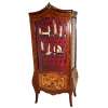 TRADICIONAL VITRINE BOMBÉE ESTILO FRANCÊS LUIS XV EM MADEIRA MACIÇA FOLHADA A RÁDICA, EXUBERANTE MARCHETARIA FLORAL NAS LATERAIS E NO FRONTÃO ABAULADO. FILETAMENTO, ADORNOS E ROCALHA NA CIMALHA LAVRADOS EM BRONZE. FUNDO EM CETIM BORDEAUX COM CAPITONÉE. MEDIDAS: 1,90 X 0,92 X 0,43 CM. IMPORTADA.<br />*Não acompanha itens decorativos.