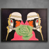 SAMI MATTAR (Mejdlaia, Líbano 1930 - Teresópolis, 2017) - <br />Rosa de Hiroshima<br />(DUPLA MÁSCARA DE GÁS COM ROSA) - Década de 1960/70<br />Óleo sobre tela - 63 x 90 cm - Assinado no c.i.e.<br /><br />Obra de Sami Mattar no auge da Pop Art brasileira / Nova Figuração / Nova Objetividade, fase que ele assume logo após assinar em 1967 a Declaração de Princípios Básicos da Vanguarda ao lado de Hélio Oiticica, Lygia Clark, Lygia Pape, Antonio Dias, Rubens Gerchman, Glauco Rodrigues e participar da mostra fundadora Nova Objetividade Brasileira no MAM-RJ, do Grupo Rex, da 1ª JAC - Jovem Arte Contemporânea no MAC-USP, do Manifesto Expansão e do Salão da Bússola.<br /><br />É o estilo que a crítica definiu: afinidades com a nova figuração, absorvendo elementos da Pop Art, com cores vivas e inusitadas, colagens, figuras de ícones simbólicos e referências aos gibis, funcionando como instrumento de denúncia política e social. No Brasil, a Pop Art não celebrou vitrines e consumo como nos EUA, mas driblou a censura e denunciou repressão, tortura e militarismo com slogans, caricaturas e imagens que satirizam militares. <br /><br />Composição simétrica especular, dois perfis idênticos de soldados com capacete branco com faixa bege, máscara de gás branca com filtro em tubo corrugado interligando os dois, visor vermelho, pele em laranja cádmio chapado, sombra amarela. Fundo negro absoluto, forma rosa choque central em negativo que cria um vazio entre eles. Em primeiro plano, uma rosa verde hiper-realista — cor anti-natural, tóxica — que rompe a planaridade gráfica.<br /><br />É a obra mais política de Sami. A máscara de gás remete à Hiroshima, a Guerra do Vietnã, à repressão química da ditadura de 1964, ao medo atômico. O duplo soldado espelhado mostra a desumanização, o militar como construção frágil e clonada — estratégia típica da Pop Brasil para ironizar o militar. A rosa verde é o contraponto: amor, paz, flower power hippie, esperança tóxica, natureza contaminada. É a antítese guerra x amor, repressão x beleza, típica de 1968-70.<br /><br />O traço chapado, contorno negro grosso estilo HQ, cores primárias fluorescentes, é linguagem direta da Opinião 65, exposição de 1965 no MAM-RJ com 17 brasileiros e 13 estrangeiros que fundou a Pop no Brasil.<br /><br />Década de 1960/70, auge da ditadura militar brasileira. Sami vinha de premiado no Salão Mineiro de 1966, onde Tomie Ohtake ganhou viagem, e mergulha nas discussões de 1966 no MAM-RJ sobre a produção de vanguarda e a mercantilização da arte. Em 1969-70, participa do Manifesto Expansão e do lançamento do pôster Barraca - Arte na Praia de Ipanema, atos de democratização da arte na praia, ocupando o espaço público contra a censura.<br /><br />Esta tela 63 x 90 é grande formato, de ateliê do Rio e o retrato do Pop Brasil: Vanguarda e Nova Figuração 1960-70.<br /><br />Sami Mattar no seu melhor momento. Assinou a vanguarda com Hélio Oiticica e Lygia Clark, fez a Nova Objetividade onde nasceu a Tropicália. Aqui, década de 60/70, dois soldados de máscara de gás ligados por um cordão umbilical, com uma rosa verde tóxica no meio. É a Pop Art brasileira de protesto, coragem pura em plena ditadura. Obra de museu, 63 x 90, rara, forte e atualíssima. SAMI MATTAR (Mejdlaia, Líbano 1930 - Teresópolis, 2017) - <br />Rosa de Hiroshima<br />(DUPLA MÁSCARA DE GÁS COM ROSA) - Década de 1960/70<br />Óleo sobre tela - 63 x 90 cm - Assinado no c.i.e.<br /><br />Obra de Sami Mattar no auge da Pop Art brasileira / Nova Figuração / Nova Objetividade, fase que ele assume logo após assinar em 1967 a Declaração de Princípios Básicos da Vanguarda ao lado de Hélio Oiticica, Lygia Clark, Lygia Pape, Antonio Dias, Rubens Gerchman, Glauco Rodrigues e participar da mostra fundadora Nova Objetividade Brasileira no MAM-RJ, do Grupo Rex, da 1ª JAC - Jovem Arte Contemporânea no MAC-USP, do Manifesto Expansão e do Salão da Bússola.<br /><br />É o estilo que a crítica definiu: afinidades com a nova figuração, absorvendo elementos da Pop Art, com cores vivas e inusitadas, colagens, figuras de ícones simbólicos e referências aos gibis, funcionando como instrumento de denúncia política e social. No Brasil, a Pop Art não celebrou vitrines e consumo como nos EUA, mas driblou a censura e denunciou repressão, tortura e militarismo com slogans, caricaturas e imagens que satirizam militares. <br /><br />Composição simétrica especular, dois perfis idênticos de soldados com capacete branco com faixa bege, máscara de gás branca com filtro em tubo corrugado interligando os dois, visor vermelho, pele em laranja cádmio chapado, sombra amarela. Fundo negro absoluto, forma rosa choque central em negativo que cria um vazio entre eles. Em primeiro plano, uma rosa verde hiper-realista — cor anti-natural, tóxica — que rompe a planaridade gráfica.<br /><br />É a obra mais política de Sami. A máscara de gás remete à Hiroshima, a Guerra do Vietnã, à repressão química da ditadura de 1964, ao medo atômico. O duplo soldado espelhado mostra a desumanização, o militar como construção frágil e clonada — estratégia típica da Pop Brasil para ironizar o militar. A rosa verde é o contraponto: amor, paz, flower power hippie, esperança tóxica, natureza contaminada. É a antítese guerra x amor, repressão x beleza, típica de 1968-70.<br /><br />O traço chapado, contorno negro grosso estilo HQ, cores primárias fluorescentes, é linguagem direta da Opinião 65, exposição de 1965 no MAM-RJ com 17 brasileiros e 13 estrangeiros que fundou a Pop no Brasil.<br /><br />Década de 1960/70, auge da ditadura militar brasileira. Sami vinha de premiado no Salão Mineiro de 1966, onde Tomie Ohtake ganhou viagem, e mergulha nas discussões de 1966 no MAM-RJ sobre a produção de vanguarda e a mercantilização da arte. Em 1969-70, participa do Manifesto Expansão e do lançamento do pôster Barraca - Arte na Praia de Ipanema, atos de democratização da arte na praia, ocupando o espaço público contra a censura.<br /><br />Esta tela 63 x 90 é grande formato, de ateliê do Rio e o retrato do Pop Brasil: Vanguarda e Nova Figuração 1960-70.<br /><br />Sami Mattar no seu melhor momento. Assinou a vanguarda com Hélio Oiticica e Lygia Clark, fez a Nova Objetividade onde nasceu a Tropicália. Aqui, década de 60/70, dois soldados de máscara de gás ligados por um cordão umbilical, com uma rosa verde tóxica no meio. É a Pop Art brasileira de protesto, coragem pura em plena ditadura. Obra de museu, 63 x 90, rara, forte e atualíssima.