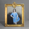 PRINCESA ISABEL NA INFÂNCIA, inspirado na ilustração A Augusta Família Imperial Brazileira de Henrique Fleiuss, 1855<br />BRASIL, século XIX - Fino trabalho em pastel sobre cartão - 56 x 46 cm - Com moldura 66 x 57 cm<br />Moldura em madeira folheada a ouro com incrustação de Brasão Imperial em pewter com coroa e leões - Acompanha recorte de jornal emoldurado com a foto que inspirou a obra<br /><br />Esta obra deriva diretamente da litografia mais conhecida do Segundo Reinado: A Augusta Família Imperial do Brasil de Henrique Fleiuss (Heinrich Fleiuss, Colônia 1823 - Rio 1882). Fleiuss, alemão chegado ao Brasil em 1858, foi o incentivador das artes gráficas entre nós, criador do primeiro cartaz do Brasil e fundador da Semana Illustrada em 1860, o primeiro semanário de humor de longa duração do Brasil, e da Ilustração Brasileira. <br /><br />A litografia original, de 1855, apresenta D. Pedro II em pé de casaca, D. Teresa Cristina e as duas princesas, Isabel e Leopoldina. O Museu Imperial de Petrópolis possui um óleo de François-René Moreaux quase idêntico ao trabalho de Fleiuss. Nosso pastel é uma cópia ampliada e refinada, em pastel, focada na Princesa Isabel criança, datável entre 1856-1860, quando Isabel tinha entre 10 e 14 anos. <br /><br />É o período exato que você descreveu: após a morte dos príncipes Afonso Pedro (1845-1848) e Pedro Afonso (1848-1850), com 11 meses Isabel tornou-se herdeira do trono. D. Pedro II passou a dedicar-se integralmente à educação das duas filhas.<br /><br />Isabel Cristina Leopoldina Augusta Micaela Gabriela Rafaela Gonzaga de Bourbon e Bragança nasceu no Palácio de São Cristóvão em 29 de julho de 1846. Foi a primeira filha a sobreviver do Imperador e de Teresa Cristina.<br /><br />Conforme sua descrição e confirmada em pesquisa: D. Pedro II estabeleceu uma educação ampla, democrática e rigorosa. Isabel e Leopoldina estudavam por mais de nove horas e meia por dia, seis dias por semana. As matérias incluíam literaturas portuguesa e francesa, astronomia, química, história de Portugal, Inglaterra e França, desenho, dança, piano, economia política, geografia, geologia e história da filosofia, além de francês, inglês, italiano, costura, bordados e conversar com graça. <br /><br />A preceptora foi Luísa Margarida de Barros, Condessa de Barral, assumindo em 9 de setembro de 1856 quando Isabel tinha dez anos. Professores: Cândido Batista de Oliveira (Geometria), Francisco de Paula Cândido (Física), Marquês de Sapucaí (Literatura), Revert Henri Klumb e Marc Ferrez (Fotografia - Klumb deu aulas de fotografia para a Princesa Isabel).<br /><br />Esta tela a retrata exatamente neste contexto: aos 9-10 anos, ainda sob a tutela da Condessa, com o vestido azul xadrez da moda infantil imperial francesa, colar dourado longo, pulseiras de pérola, segurando uma rosa branca — símbolo de pureza e da futura Princesa que daria a Rosa de Ouro do Vaticano.<br /><br />Pastel sobre cartão, técnica preferida da Corte para retratos infantis por permitir velaturas suaves de pele. Estilo Acadêmico Imperial brasileiro, com influência francesa de Moreaux e Debret. Pincelada delicada, sfumato escuro ao fundo para destacar o azul. A moldura folheada a ouro com brasão em pewter coroado e leões rampantes nas quinas inferiores é típica de ateliê da Rua do Ouvidor, Rio, circa 1860-70, feita para nobreza que queria demonstrar fidelidade ao Império. O brasão com cruz e concha é das Armas Imperiais.<br /><br />O recorte de jornal emoldurado que acompanha é fundamental — comprova a circulação da imagem de Fleiuss na imprensa da época e a intenção de fixar a imagem da herdeira.<br /> PRINCESA ISABEL NA INFÂNCIA, inspirado na ilustração A Augusta Família Imperial Brazileira de Henrique Fleiuss, 1855<br />BRASIL, século XIX - Fino trabalho em pastel sobre cartão - 56 x 46 cm - Com moldura 66 x 57 cm<br />Moldura em madeira folheada a ouro com incrustação de Brasão Imperial em pewter com coroa e leões - Acompanha recorte de jornal emoldurado com a foto que inspirou a obra<br /><br />Esta obra deriva diretamente da litografia mais conhecida do Segundo Reinado: A Augusta Família Imperial do Brasil de Henrique Fleiuss (Heinrich Fleiuss, Colônia 1823 - Rio 1882). Fleiuss, alemão chegado ao Brasil em 1858, foi o incentivador das artes gráficas entre nós, criador do primeiro cartaz do Brasil e fundador da Semana Illustrada em 1860, o primeiro semanário de humor de longa duração do Brasil, e da Ilustração Brasileira. <br /><br />A litografia original, de 1855, apresenta D. Pedro II em pé de casaca, D. Teresa Cristina e as duas princesas, Isabel e Leopoldina. O Museu Imperial de Petrópolis possui um óleo de François-René Moreaux quase idêntico ao trabalho de Fleiuss. Nosso pastel é uma cópia ampliada e refinada, em pastel, focada na Princesa Isabel criança, datável entre 1856-1860, quando Isabel tinha entre 10 e 14 anos. <br /><br />É o período exato que você descreveu: após a morte dos príncipes Afonso Pedro (1845-1848) e Pedro Afonso (1848-1850), com 11 meses Isabel tornou-se herdeira do trono. D. Pedro II passou a dedicar-se integralmente à educação das duas filhas.<br /><br />Isabel Cristina Leopoldina Augusta Micaela Gabriela Rafaela Gonzaga de Bourbon e Bragança nasceu no Palácio de São Cristóvão em 29 de julho de 1846. Foi a primeira filha a sobreviver do Imperador e de Teresa Cristina.<br /><br />Conforme sua descrição e confirmada em pesquisa: D. Pedro II estabeleceu uma educação ampla, democrática e rigorosa. Isabel e Leopoldina estudavam por mais de nove horas e meia por dia, seis dias por semana. As matérias incluíam literaturas portuguesa e francesa, astronomia, química, história de Portugal, Inglaterra e França, desenho, dança, piano, economia política, geografia, geologia e história da filosofia, além de francês, inglês, italiano, costura, bordados e conversar com graça. <br /><br />A preceptora foi Luísa Margarida de Barros, Condessa de Barral, assumindo em 9 de setembro de 1856 quando Isabel tinha dez anos. Professores: Cândido Batista de Oliveira (Geometria), Francisco de Paula Cândido (Física), Marquês de Sapucaí (Literatura), Revert Henri Klumb e Marc Ferrez (Fotografia - Klumb deu aulas de fotografia para a Princesa Isabel).<br /><br />Esta tela a retrata exatamente neste contexto: aos 9-10 anos, ainda sob a tutela da Condessa, com o vestido azul xadrez da moda infantil imperial francesa, colar dourado longo, pulseiras de pérola, segurando uma rosa branca — símbolo de pureza e da futura Princesa que daria a Rosa de Ouro do Vaticano.<br /><br />Pastel sobre cartão, técnica preferida da Corte para retratos infantis por permitir velaturas suaves de pele. Estilo Acadêmico Imperial brasileiro, com influência francesa de Moreaux e Debret. Pincelada delicada, sfumato escuro ao fundo para destacar o azul. A moldura folheada a ouro com brasão em pewter coroado e leões rampantes nas quinas inferiores é típica de ateliê da Rua do Ouvidor, Rio, circa 1860-70, feita para nobreza que queria demonstrar fidelidade ao Império. O brasão com cruz e concha é das Armas Imperiais.<br /><br />O recorte de jornal emoldurado que acompanha é fundamental — comprova a circulação da imagem de Fleiuss na imprensa da época e a intenção de fixar a imagem da herdeira.<br />
