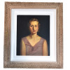 PORTINARI<br />Elvira Trezzi Mendes André<br />O.S.T.<br />1952<br />Med 50 x 61 cm./ 96 x 85 cm.<br />Registrado no Projeto Portinari: FCO-2396 - CR-3147<br />Obra que compunha o acervo da casa Mendes André, com projeto brutalista do arquiteto curitibano Vilanova Artigas na rua Coronel Artur Godói, 185, na Vila Mariana, São Paulo.<br /><br />Essa obra de meia-figura pertence à fase inicial de Candido Portinari, logo após seu retorno do Prêmio de Viagem à Europa em 1931. Datado de 1933, revela a síntese que marcaria o mestre: a solidez acadêmica aprendida na ENBA unida à depuração moderna de Picasso e dos muralistas mexicanos. Em 1933, Portinari já era premiado no Salão Nacional e começava a definir o que Mário de Andrade chamou de “pintura social brasileira”. Mesmo “pintura social brasileira da elite, como este, abandona o ornamento Belle Époque por uma verdade psicológica e plástica onde a figura tem a serenidade e a força das mulheres portinarianas: sem idealização, sem frivolidade.<br /><br />Destaques técnicos:<br />Luz dirigida: Foco lateral esquerdo modela o rosto com sombras precisas, conferindo dignidade e introspecção.<br /><br />Fundo negro absoluto: Isola a figura e projeta volume, recurso caravaggista que Portinari usaria.<br /><br />Paleta contida: Malva, ocre e terra. O vestido com dobra escultórica no decote remete à moda dos anos 1930 e dá monumentalidade à figura.<br /><br />O marido de Elvira Trezzi Mendes André, Manoel Antônio Mendes André foi um médico e intelectual brasileiro e, o casal era o que se chamava na época de diletantes das artes, alguém que, além de sua profissão principal, dedicava-se profundamente ao estudo e fomento da produção artística nacional.<br /><br />A tela, como outras da coleção, não foram meramente investimento, mas fruto de uma amizade documentada. O Projeto Portinari possui diversas fotografias históricas que mostram:<br />Portinari e sua esposa, Maria, em viagens com a família Mendes André em locais como Araxá e Minas Gerais em 1952, o mesmo ano desta pintura.<br /><br />De acordo com os registros do Tribunal de Justiça de São Paulo (TJSP), os herdeiros firmaram um acordo para que obras de arte do espólio, fossem vendidas através da Dan Galeria, uma das mais conceituadas de São Paulo.