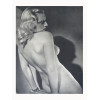 <p>Andr&eacute; Steiner (Mih&aacute;ld, Hungria, 1901 &ndash; Paris, Fran&ccedil;a, 1978) Photogravure antiga produzida em Paris no final da d&eacute;cada de 1940. Fixada de forma permanente sobre papel de suporte 180g Medidas: 29,7 x 42 cm., sem moldura. Andr&eacute; Steiner, nascido Andr&aacute;s Steiner em Mih&aacute;ld, Hungria, em uma fam&iacute;lia judia, teve uma trajet&oacute;ria marcada pela inova&ccedil;&atilde;o e pela arte. Ap&oacute;s o t&eacute;rmino da Primeira Guerra Mundial e a proclama&ccedil;&atilde;o da Rep&uacute;blica da Hungria, Steiner, aos 17 anos, mudou-se para Viena, &Aacute;ustria. L&aacute;, ingressou na Universidade de Tecnologia de Viena para estudar engenharia el&eacute;trica, onde se destacou ao tornar-se assistente do historiador de fotografia Josef Maria Eder, que lhe forneceu um modelo Leica para experimentos fotogr&aacute;ficos. No in&iacute;cio de sua carreira, Steiner trabalhou como engenheiro de som na Althsom at&eacute; 1932, colaborando com a Paramount Studios e a Phototone Society. Ele tamb&eacute;m participou do desenvolvimento de filmes coloridos em parceria com a Gasparcolor. Em 1933, j&aacute; em Paris, abriu seu est&uacute;dio pr&oacute;prio, onde sua forma&ccedil;&atilde;o em engenharia moldou seu estilo modernista, marcado pela precis&atilde;o e pelo uso criativo de sombras projetadas em materiais transl&uacute;cidos. Steiner tinha um interesse especial por esportes e o corpo humano, o que resultou em seus estudos de nus, nos quais a ilumina&ccedil;&atilde;o transformava a pele em uma superf&iacute;cie leve e pl&aacute;stica. Sua esposa, Lily, foi sua principal modelo at&eacute; a separa&ccedil;&atilde;o do casal, em 1938. Esses trabalhos foram amplamente publicados e celebrados, aparecendo em revistas como Paris Sex-Appeal, Art et M&eacute;decine, Vu, Paris-Soir, Marianne, Harper's Bazaar e Vogue. Ele tamb&eacute;m produziu trabalhos de publicidade e fotografia arquitet&ocirc;nica. Seu talento foi reconhecido em importantes exposi&ccedil;&otilde;es, como a Exposi&ccedil;&atilde;o Internacional de Fotografia Contempor&acirc;nea no Mus&eacute;e des Arts D&eacute;coratifs, em 1936. Durante a Segunda Guerra Mundial, Steiner juntou-se ao Ex&eacute;rcito A&eacute;reo Franc&ecirc;s, naturalizou-se franc&ecirc;s e integrou a Resist&ecirc;ncia, colaborando com jovens artistas e intelectuais judeus. No entanto, a guerra adiou at&eacute; 1947 a publica&ccedil;&atilde;o de seu primeiro livro de estudos de nus. Em 1948, Steiner produziu fotogravuras sobre as esculturas de Rodin para uma monografia. Seu legado art&iacute;stico inclui participa&ccedil;&otilde;es em v&aacute;rias exposi&ccedil;&otilde;es significativas, como a do Grupo Anual de Fot&oacute;grafos (1934), a mostra de publicidade na Galeria da Pl&ecirc;iade em Paris (1935) e a Exposi&ccedil;&atilde;o Internacional de Fotografia Contempor&acirc;nea no Mus&eacute;e des Arts D&eacute;coratifs (1936). Ap&oacute;s a guerra, sua obra continuou sendo celebrada em exposi&ccedil;&otilde;es ao redor do mundo, incluindo mostras em Poitiers, Frankfurt, Paris, Munique, Grenoble, Moscou, Nova York e Budapeste. Seu trabalho ganhou ainda mais reconhecimento p&oacute;stumo, com destaques como a exposi&ccedil;&atilde;o La Nouvelle Photographie en France, 1919&ndash;1939 no Mus&eacute;e Sainte-Croix em 1986, A Imagem Secreta: Hist&oacute;ria da Fotografia de Nu Masculino em Frankfurt (1987), e Bordering the Real: Surrealist Photographs em 2022. Em 21 de maio de 2024, o Mus&eacute;e d'Art et d'Histoire du Juda&iuml;sme, em Paris, realizou a aclamada exposi&ccedil;&atilde;o Andr&eacute; Steiner no MahJ: Que Modernidade!, reafirmando a relev&acirc;ncia e a modernidade de sua obra.</p>