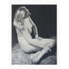 <p>Andr&eacute; Steiner (Mih&aacute;ld, Hungria, 1901 &ndash; Paris, Fran&ccedil;a, 1978) Photogravure antiga produzida em Paris no final da d&eacute;cada de 1940. Fixada de forma permanente sobre papel de suporte 180g Medidas: 29,7 x 42 cm., sem moldura. Andr&eacute; Steiner, nascido Andr&aacute;s Steiner em Mih&aacute;ld, Hungria, em uma fam&iacute;lia judia, teve uma trajet&oacute;ria marcada pela inova&ccedil;&atilde;o e pela arte. Ap&oacute;s o t&eacute;rmino da Primeira Guerra Mundial e a proclama&ccedil;&atilde;o da Rep&uacute;blica da Hungria, Steiner, aos 17 anos, mudou-se para Viena, &Aacute;ustria. L&aacute;, ingressou na Universidade de Tecnologia de Viena para estudar engenharia el&eacute;trica, onde se destacou ao tornar-se assistente do historiador de fotografia Josef Maria Eder, que lhe forneceu um modelo Leica para experimentos fotogr&aacute;ficos. No in&iacute;cio de sua carreira, Steiner trabalhou como engenheiro de som na Althsom at&eacute; 1932, colaborando com a Paramount Studios e a Phototone Society. Ele tamb&eacute;m participou do desenvolvimento de filmes coloridos em parceria com a Gasparcolor. Em 1933, j&aacute; em Paris, abriu seu est&uacute;dio pr&oacute;prio, onde sua forma&ccedil;&atilde;o em engenharia moldou seu estilo modernista, marcado pela precis&atilde;o e pelo uso criativo de sombras projetadas em materiais transl&uacute;cidos. Steiner tinha um interesse especial por esportes e o corpo humano, o que resultou em seus estudos de nus, nos quais a ilumina&ccedil;&atilde;o transformava a pele em uma superf&iacute;cie leve e pl&aacute;stica. Sua esposa, Lily, foi sua principal modelo at&eacute; a separa&ccedil;&atilde;o do casal, em 1938. Esses trabalhos foram amplamente publicados e celebrados, aparecendo em revistas como Paris Sex-Appeal, Art et M&eacute;decine, Vu, Paris-Soir, Marianne, Harper's Bazaar e Vogue. Ele tamb&eacute;m produziu trabalhos de publicidade e fotografia arquitet&ocirc;nica. Seu talento foi reconhecido em importantes exposi&ccedil;&otilde;es, como a Exposi&ccedil;&atilde;o Internacional de Fotografia Contempor&acirc;nea no Mus&eacute;e des Arts D&eacute;coratifs, em 1936. Durante a Segunda Guerra Mundial, Steiner juntou-se ao Ex&eacute;rcito A&eacute;reo Franc&ecirc;s, naturalizou-se franc&ecirc;s e integrou a Resist&ecirc;ncia, colaborando com jovens artistas e intelectuais judeus. No entanto, a guerra adiou at&eacute; 1947 a publica&ccedil;&atilde;o de seu primeiro livro de estudos de nus. Em 1948, Steiner produziu fotogravuras sobre as esculturas de Rodin para uma monografia. Seu legado art&iacute;stico inclui participa&ccedil;&otilde;es em v&aacute;rias exposi&ccedil;&otilde;es significativas, como a do Grupo Anual de Fot&oacute;grafos (1934), a mostra de publicidade na Galeria da Pl&ecirc;iade em Paris (1935) e a Exposi&ccedil;&atilde;o Internacional de Fotografia Contempor&acirc;nea no Mus&eacute;e des Arts D&eacute;coratifs (1936). Ap&oacute;s a guerra, sua obra continuou sendo celebrada em exposi&ccedil;&otilde;es ao redor do mundo, incluindo mostras em Poitiers, Frankfurt, Paris, Munique, Grenoble, Moscou, Nova York e Budapeste. Seu trabalho ganhou ainda mais reconhecimento p&oacute;stumo, com destaques como a exposi&ccedil;&atilde;o La Nouvelle Photographie en France, 1919&ndash;1939 no Mus&eacute;e Sainte-Croix em 1986, A Imagem Secreta: Hist&oacute;ria da Fotografia de Nu Masculino em Frankfurt (1987), e Bordering the Real: Surrealist Photographs em 2022. Em 21 de maio de 2024, o Mus&eacute;e d'Art et d'Histoire du Juda&iuml;sme, em Paris, realizou a aclamada exposi&ccedil;&atilde;o Andr&eacute; Steiner no MahJ: Que Modernidade!, reafirmando a relev&acirc;ncia e a modernidade de sua obra.</p>