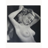 <p>Andr&eacute; Steiner (Mih&aacute;ld, Hungria, 1901 &ndash; Paris, Fran&ccedil;a, 1978) Photogravure antiga produzida em Paris no final da d&eacute;cada de 1940. Fixada de forma permanente sobre papel de suporte 180g Medidas: 29,7 x 42 cm., sem moldura. Andr&eacute; Steiner, nascido Andr&aacute;s Steiner em Mih&aacute;ld, Hungria, em uma fam&iacute;lia judia, teve uma trajet&oacute;ria marcada pela inova&ccedil;&atilde;o e pela arte. Ap&oacute;s o t&eacute;rmino da Primeira Guerra Mundial e a proclama&ccedil;&atilde;o da Rep&uacute;blica da Hungria, Steiner, aos 17 anos, mudou-se para Viena, &Aacute;ustria. L&aacute;, ingressou na Universidade de Tecnologia de Viena para estudar engenharia el&eacute;trica, onde se destacou ao tornar-se assistente do historiador de fotografia Josef Maria Eder, que lhe forneceu um modelo Leica para experimentos fotogr&aacute;ficos. No in&iacute;cio de sua carreira, Steiner trabalhou como engenheiro de som na Althsom at&eacute; 1932, colaborando com a Paramount Studios e a Phototone Society. Ele tamb&eacute;m participou do desenvolvimento de filmes coloridos em parceria com a Gasparcolor. Em 1933, j&aacute; em Paris, abriu seu est&uacute;dio pr&oacute;prio, onde sua forma&ccedil;&atilde;o em engenharia moldou seu estilo modernista, marcado pela precis&atilde;o e pelo uso criativo de sombras projetadas em materiais transl&uacute;cidos. Steiner tinha um interesse especial por esportes e o corpo humano, o que resultou em seus estudos de nus, nos quais a ilumina&ccedil;&atilde;o transformava a pele em uma superf&iacute;cie leve e pl&aacute;stica. Sua esposa, Lily, foi sua principal modelo at&eacute; a separa&ccedil;&atilde;o do casal, em 1938. Esses trabalhos foram amplamente publicados e celebrados, aparecendo em revistas como Paris Sex-Appeal, Art et M&eacute;decine, Vu, Paris-Soir, Marianne, Harper's Bazaar e Vogue. Ele tamb&eacute;m produziu trabalhos de publicidade e fotografia arquitet&ocirc;nica. Seu talento foi reconhecido em importantes exposi&ccedil;&otilde;es, como a Exposi&ccedil;&atilde;o Internacional de Fotografia Contempor&acirc;nea no Mus&eacute;e des Arts D&eacute;coratifs, em 1936. Durante a Segunda Guerra Mundial, Steiner juntou-se ao Ex&eacute;rcito A&eacute;reo Franc&ecirc;s, naturalizou-se franc&ecirc;s e integrou a Resist&ecirc;ncia, colaborando com jovens artistas e intelectuais judeus. No entanto, a guerra adiou at&eacute; 1947 a publica&ccedil;&atilde;o de seu primeiro livro de estudos de nus. Em 1948, Steiner produziu fotogravuras sobre as esculturas de Rodin para uma monografia. Seu legado art&iacute;stico inclui participa&ccedil;&otilde;es em v&aacute;rias exposi&ccedil;&otilde;es significativas, como a do Grupo Anual de Fot&oacute;grafos (1934), a mostra de publicidade na Galeria da Pl&ecirc;iade em Paris (1935) e a Exposi&ccedil;&atilde;o Internacional de Fotografia Contempor&acirc;nea no Mus&eacute;e des Arts D&eacute;coratifs (1936). Ap&oacute;s a guerra, sua obra continuou sendo celebrada em exposi&ccedil;&otilde;es ao redor do mundo, incluindo mostras em Poitiers, Frankfurt, Paris, Munique, Grenoble, Moscou, Nova York e Budapeste. Seu trabalho ganhou ainda mais reconhecimento p&oacute;stumo, com destaques como a exposi&ccedil;&atilde;o La Nouvelle Photographie en France, 1919&ndash;1939 no Mus&eacute;e Sainte-Croix em 1986, A Imagem Secreta: Hist&oacute;ria da Fotografia de Nu Masculino em Frankfurt (1987), e Bordering the Real: Surrealist Photographs em 2022. Em 21 de maio de 2024, o Mus&eacute;e d'Art et d'Histoire du Juda&iuml;sme, em Paris, realizou a aclamada exposi&ccedil;&atilde;o Andr&eacute; Steiner no MahJ: Que Modernidade!, reafirmando a relev&acirc;ncia e a modernidade de sua obra.</p>