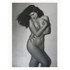 <p>Andr&eacute; de Dienes (Turia, Rom&ecirc;nia, 1913 &ndash; Hollywood, EUA, 1985) Photogravure antiga produzida em Paris no final da d&eacute;cada de 1940 Fixada de forma permanente sobre papel de suporte 180g Medidas: 29,7 x 42 cm., sem moldura. Andor Gy&ouml;rgy Ikafalvi-Dienes, mais conhecido como Andr&eacute; de Dienes, nasceu em Torja, Hungria (atual Turia, Rom&ecirc;nia), em 18 de dezembro de 1913, e faleceu em Hollywood, Calif&oacute;rnia, em 11 de abril de 1985. Dienes &eacute; amplamente reconhecido por seu trabalho fotogr&aacute;fico com Marilyn Monroe, que ajudou a alavancar sua carreira. Em 1945, Dienes conheceu Marilyn Monroe, ent&atilde;o com 19 anos e ainda chamada Norma Jeane Baker. Ele criou uma s&eacute;rie marcante de fotos pin-up com ela em Tobay Beach, Long Island, Nova York. Essas imagens se tornaram ic&ocirc;nicas e marcaram o in&iacute;cio da transforma&ccedil;&atilde;o de Marilyn em um s&iacute;mbolo de beleza e sensualidade. O &uacute;ltimo encontro entre os dois ocorreu em junho de 1961. Sobre essa despedida, Dienes comentou: Seu sucesso era uma farsa, suas esperan&ccedil;as estavam frustradas... No dia seguinte, ela deixou um buqu&ecirc; do lado de fora da minha porta: uma sele&ccedil;&atilde;o de suas &uacute;ltimas fotos. Sorridente, radiante &ndash; totalmente enganadora. Eu mal imaginei que aquele seria nosso &uacute;ltimo adeus. Dienes registrou um vasto portf&oacute;lio de imagens deslumbrantes de Marilyn, documentando momentos decisivos de sua carreira. Em 2002, a editora Taschen publicou a monografia Marilyn, uma obra de dois volumes e 848 p&aacute;ginas que destacou como as fotografias de Dienes foram cruciais para o in&iacute;cio da trajet&oacute;ria de Marilyn como modelo e atriz. Seu trabalho foi celebrado em diversas exposi&ccedil;&otilde;es, incluindo Andr&eacute; de Dienes: Marilyn and California Girls, inaugurada em 9 de junho de 2016 na Steven Kasher Gallery, em Nova York. Essa exposi&ccedil;&atilde;o marcou a primeira mostra individual de Dienes na cidade em mais de uma d&eacute;cada. A trajet&oacute;ria de vida de Dienes foi marcada por reviravoltas. Ap&oacute;s o suic&iacute;dio de sua m&atilde;e, ele deixou sua casa aos 15 anos e viajou pela Europa a p&eacute;, chegando &agrave; Tun&iacute;sia, onde adquiriu sua primeira c&acirc;mera, uma Retina 35mm. Mais tarde, em Paris, em 1933, come&ccedil;ou a estudar arte e comprou uma Rolleiflex, iniciando sua carreira como fot&oacute;grafo profissional. Trabalhou para o jornal comunista L'Humanit&eacute; e para a Associated Press at&eacute; 1936, quando foi descoberto pelo costureiro Captain Molyneux, que o incentivou a entrar na fotografia de moda. Em 1938, o editor da Esquire, Arnold Gingrich, convidou Dienes a trabalhar nos Estados Unidos, financiando sua passagem. L&aacute;, colaborou com revistas renomadas como Vogue, Life e Esquire. Contudo, insatisfeito com a fotografia de moda em Nova York, mudou-se para a Calif&oacute;rnia em 1944, onde passou a se dedicar a fotografar nus. Al&eacute;m de Marilyn Monroe, Dienes trabalhou com grandes nomes de Hollywood, incluindo Elizabeth Taylor, Marlon Brando, Henry Fonda, Shirley Temple, Ingrid Bergman, Ronald Reagan, Jane Russell, Anita Ekberg e Fred Astaire. Sua capacidade de capturar a ess&ecirc;ncia e a beleza de seus modelos garantiu seu lugar na hist&oacute;ria da fotografia.</p>