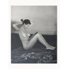 <p>Andr&eacute; de Dienes (Turia, Rom&ecirc;nia, 1913 &ndash; Hollywood, EUA, 1985) Photogravure antiga produzida em Paris no final da d&eacute;cada de 1940. Fixada de forma permanente sobre papel de suporte 180g Medidas: 29,7 x 42 cm., sem moldura. Andor Gy&ouml;rgy Ikafalvi-Dienes, mais conhecido como Andr&eacute; de Dienes, nasceu em Torja, Hungria (atual Turia, Rom&ecirc;nia), em 18 de dezembro de 1913, e faleceu em Hollywood, Calif&oacute;rnia, em 11 de abril de 1985. Dienes &eacute; amplamente reconhecido por seu trabalho fotogr&aacute;fico com Marilyn Monroe, que ajudou a alavancar sua carreira. Em 1945, Dienes conheceu Marilyn Monroe, ent&atilde;o com 19 anos e ainda chamada Norma Jeane Baker. Ele criou uma s&eacute;rie marcante de fotos pin-up com ela em Tobay Beach, Long Island, Nova York. Essas imagens se tornaram ic&ocirc;nicas e marcaram o in&iacute;cio da transforma&ccedil;&atilde;o de Marilyn em um s&iacute;mbolo de beleza e sensualidade. O &uacute;ltimo encontro entre os dois ocorreu em junho de 1961. Sobre essa despedida, Dienes comentou: Seu sucesso era uma farsa, suas esperan&ccedil;as estavam frustradas... No dia seguinte, ela deixou um buqu&ecirc; do lado de fora da minha porta: uma sele&ccedil;&atilde;o de suas &uacute;ltimas fotos. Sorridente, radiante &ndash; totalmente enganadora. Eu mal imaginei que aquele seria nosso &uacute;ltimo adeus. Dienes registrou um vasto portf&oacute;lio de imagens deslumbrantes de Marilyn, documentando momentos decisivos de sua carreira. Em 2002, a editora Taschen publicou a monografia Marilyn, uma obra de dois volumes e 848 p&aacute;ginas que destacou como as fotografias de Dienes foram cruciais para o in&iacute;cio da trajet&oacute;ria de Marilyn como modelo e atriz. Seu trabalho foi celebrado em diversas exposi&ccedil;&otilde;es, incluindo Andr&eacute; de Dienes: Marilyn and California Girls, inaugurada em 9 de junho de 2016 na Steven Kasher Gallery, em Nova York. Essa exposi&ccedil;&atilde;o marcou a primeira mostra individual de Dienes na cidade em mais de uma d&eacute;cada. A trajet&oacute;ria de vida de Dienes foi marcada por reviravoltas. Ap&oacute;s o suic&iacute;dio de sua m&atilde;e, ele deixou sua casa aos 15 anos e viajou pela Europa a p&eacute;, chegando &agrave; Tun&iacute;sia, onde adquiriu sua primeira c&acirc;mera, uma Retina 35mm. Mais tarde, em Paris, em 1933, come&ccedil;ou a estudar arte e comprou uma Rolleiflex, iniciando sua carreira como fot&oacute;grafo profissional. Trabalhou para o jornal comunista L'Humanit&eacute; e para a Associated Press at&eacute; 1936, quando foi descoberto pelo costureiro Captain Molyneux, que o incentivou a entrar na fotografia de moda. Em 1938, o editor da Esquire, Arnold Gingrich, convidou Dienes a trabalhar nos Estados Unidos, financiando sua passagem. L&aacute;, colaborou com revistas renomadas como Vogue, Life e Esquire. Contudo, insatisfeito com a fotografia de moda em Nova York, mudou-se para a Calif&oacute;rnia em 1944, onde passou a se dedicar a fotografar nus. Al&eacute;m de Marilyn Monroe, Dienes trabalhou com grandes nomes de Hollywood, incluindo Elizabeth Taylor, Marlon Brando, Henry Fonda, Shirley Temple, Ingrid Bergman, Ronald Reagan, Jane Russell, Anita Ekberg e Fred Astaire. Sua capacidade de capturar a ess&ecirc;ncia e a beleza de seus modelos garantiu seu lugar na hist&oacute;ria da fotografia.</p>