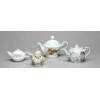 <p>Lote com (4) Bules de Cole&ccedil;&atilde;o, em Porcelana: 1) Steatita (com bicado); 2) Kutani-Japan; 3) Japon&ecirc;s com Pintura; 4) Policromia Floral Composi&ccedil;&atilde;o do Lote - 4 Pe&ccedil;as - Da esquerda para direita na foto: 1) Bule Policromia Floral - bule miniatura formato baixo / achatado / pil&atilde;o / bule gordo - porcelana branca - decora&ccedil;&atilde;o policromada com buqu&ecirc; de rosas rosa e amarela - bico curto e al&ccedil;a em C - tampa com pegador bot&atilde;o - sem marca - 8 x 10 x 8 cm aprox. - policromia floral 2) Bule Kutani-Japan / Kutani - bule miniatura em porcelana fina japonesa - Kutani Japan - decora&ccedil;&atilde;o policromada com figuras femininas / gueixas em quimono rosa e verde - bico com detalhe em ouro / dourado - al&ccedil;a em C com dourado - tampa com coroa dourada e pontas - borda com filete dourado - marca Kutani Japan - 9 x 10 x 8 cm aprox. - leve desgaste do ouro 3) Bule Steatita (com bicado) - bule em porcelana steatita / porcelana branca espessa - formato alto / gomosado / oitavado / melon / base pedestal - tampa alta com pegador bot&atilde;o diamante - decora&ccedil;&atilde;o com buqu&ecirc; floral em laranja / vermelho e azul com folhagem verde - pintura esmaltada - marca Steatita - 14 x 16 x 12 cm aprox. - com bicado / pequeno bicado no bico conforme foto - trincado no bico 4) Bule Japon&ecirc;s com Pintura / Japon&ecirc;s Paisagem - bule em porcelana japonesa - formato cil&iacute;ndrico - decora&ccedil;&atilde;o com paisagem japonesa / Monte Fuji / casario / ponte / gar&ccedil;as / cen&aacute;rio com &aacute;rvores - pintura policromada em tons past&eacute;is - tampa com pegador bot&atilde;o dourado com detalhe de paisagem - filete dourado - bico com pintura de ponte - marca Japan - 10 x 14 x 10 cm aprox. Medidas: Lote com 4 bules - medidas individuais acima - lote aprox. 14 cm altura maior Material: Porcelana - Steatita + Kutani Japan + Porcelana Japonesa Estado: Em bom estado vintage de cole&ccedil;&atilde;o - ver fotos - bule 1) sem avarias - bule 2) Kutani com desgaste do dourado e pequeno craquel&ecirc; - bule 3) Steatita com bicado no bico / lasca no bico - ver detalhe - bule 4) Japon&ecirc;s em bom estado - ver fotos no padr&atilde;o cinza m&eacute;dio premium Paiva Frade #8A8A8A com sombra real suave e ilumina&ccedil;&atilde;o de est&uacute;dio que evidencia a policromia floral e as pinturas japonesas</p>