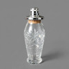 <p>Antiga Coqueteleira em Cristal e Metal Prateado - Vintage - D&eacute;cada de 1950 - Medidas: 24 x 10 x 10 cm Pe&ccedil;a: Antiga coqueteleira / shaker para cocktails / bar em cristal transparente pesado lapidado a roda e metal prateado / metal cromado prateado: 1) corpo em cristal transparente formato bal&atilde;o / torpedo / corpo ov&oacute;ide afunilando para base pedestal - vidro espesso - fundo maci&ccedil;o com base circular levemente trabalhada - bojo alto com estrangulamento inferior canelado / frisos verticais na base, 2) lapida&ccedil;&atilde;o rica a roda em todo per&iacute;metro motivo estrela / estrela de m&uacute;ltiplas pontas / folhas estreladas intercaladas com losangos e estrelas menores facetadas - lapida&ccedil;&atilde;o profunda brilhante - padr&atilde;o anos 50 - corte a roda manual, 3) sistema de fechamento original com rolha de corti&ccedil;a natural interna na boca - sobreposta por tampa / bocal coador / filtro em metal prateado cromado - tampa tipo chap&eacute;u com bocal perfurado / coador com furos / strainer para coar cocktail - acabamento cromado prateado brilhante, 4) tampinha rosque&aacute;vel superior pequena em metal prateado - rosca fina - encaixe perfeito. Medidas: 24 cm altura total com tampa x 10 cm di&acirc;metro m&aacute;ximo do bojo x 10 cm profundidade - Coqueteleira individual 24 x 10 x 10 cm - Capacidade aprox. 600 ml</p>