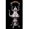 Samovar inglês REGENCY Old Sheffield Plate. Século XIX.<br />Completo: trempe, queimador, abafador. Pegas em madeira torneada. Base com grandes pés em conchas. Medidas: 50x23x23 cm.