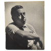 <p>Emiliano Di Cavalcanti Fotografia original para a Doa&ccedil;&atilde;o dos Artistas Brasileiros em 1944 visando uma exposi&ccedil;&atilde;o de financiamento &agrave; RAF: O objetivo era expor as obras na Royal Academy of Arts e vender as pe&ccedil;as, doando todo o valor arrecadado para o fundo de benevol&ecirc;ncia da RAF durante a Segunda Guerra. Mundial. Retratando Emiliano Di Cavalcanti. Med 30 x 24cm. Relizada por: CARLOS - ESPECIALISADO EM FOTOGRAFIAS TECHINICAS - Ed. REX - 713 Tel: 42-8641 - R. Alvaro Alvim, 33/57 - Rio Sucesso da Exposi&ccedil;&atilde;o: A exposi&ccedil;&atilde;o passou por sete cidades brit&acirc;nicas (incluindo Londres, Manchester e Edimburgo) e vendeu 80 obras, ajudando financeiramente a aeron&aacute;utica inglesa. O Ato de Solidariedade: Em 1944, os artistas modernistas brasileiros enviaram, de navio, 168 pinturas e desenhos para Londres como presente e gesto de apoio &agrave; Inglaterra. A exposi&ccedil;&atilde;o brasileira de 1944 foi considerada uma arma diplom&aacute;tica cultural de grande impacto em plena guerra. A doa&ccedil;&atilde;o e o envolvimento de artistas durante a Segunda Guerra Mundial n&atilde;o se limitaram apenas a recursos financeiros, mas abrangeram uma intensa mobiliza&ccedil;&atilde;o cultural, art&iacute;stica e humanit&aacute;ria. O contexto foi marcado como resist&ecirc;ncia &agrave; propaganda nazista, apoio aos Aliados</p>