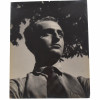 <p>Carlos Scliar Fotografia original para a Doa&ccedil;&atilde;o dos Artistas Brasileiros em 1944 visando uma exposi&ccedil;&atilde;o de financiamento &agrave; RAF: O objetivo era expor as obras na Royal Academy of Arts e vender as pe&ccedil;as, doando todo o valor arrecadado para o fundo de benevol&ecirc;ncia da RAF durante a Segunda Guerra. Mundial. Retratando Carlos Scliar Med 30 x 24cm. Relizada por: CARLOS - ESPECIALISADO EM FOTOGRAFIAS TECHINICAS - Ed. REX - 713 Tel: 42-8641 - R. Alvaro Alvim, 33/57 - Rio Sucesso da Exposi&ccedil;&atilde;o: A exposi&ccedil;&atilde;o passou por sete cidades brit&acirc;nicas (incluindo Londres, Manchester e Edimburgo) e vendeu 80 obras, ajudando financeiramente a aeron&aacute;utica inglesa. O Ato de Solidariedade: Em 1944, os artistas modernistas brasileiros enviaram, de navio, 168 pinturas e desenhos para Londres como presente e gesto de apoio &agrave; Inglaterra. A exposi&ccedil;&atilde;o brasileira de 1944 foi considerada uma arma diplom&aacute;tica cultural de grande impacto em plena guerra. A doa&ccedil;&atilde;o e o envolvimento de artistas durante a Segunda Guerra Mundial n&atilde;o se limitaram apenas a recursos financeiros, mas abrangeram uma intensa mobiliza&ccedil;&atilde;o cultural, art&iacute;stica e humanit&aacute;ria. O contexto foi marcado como resist&ecirc;ncia &agrave; propaganda nazista, apoio aos Aliados</p>