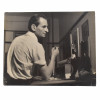 <p>Oswaldo Goeldi Fotografia original para a Doa&ccedil;&atilde;o dos Artistas Brasileiros em 1944 visando uma exposi&ccedil;&atilde;o de financiamento &agrave; RAF: O objetivo era expor as obras na Royal Academy of Arts e vender as pe&ccedil;as, doando todo o valor arrecadado para o fundo de benevol&ecirc;ncia da RAF durante a Segunda Guerra. Mundial. Retratando Oswaldo Goeldi Med 30 x 24cm. Relizada por: CARLOS - ESPECIALISADO EM FOTOGRAFIAS TECHINICAS - Ed. REX - 713 Tel: 42-8641 - R. Alvaro Alvim, 33/57 - Rio Sucesso da Exposi&ccedil;&atilde;o: A exposi&ccedil;&atilde;o passou por sete cidades brit&acirc;nicas (incluindo Londres, Manchester e Edimburgo) e vendeu 80 obras, ajudando financeiramente a aeron&aacute;utica inglesa. O Ato de Solidariedade: Em 1944, os artistas modernistas brasileiros enviaram, de navio, 168 pinturas e desenhos para Londres como presente e gesto de apoio &agrave; Inglaterra. A exposi&ccedil;&atilde;o brasileira de 1944 foi considerada uma arma diplom&aacute;tica cultural de grande impacto em plena guerra. A doa&ccedil;&atilde;o e o envolvimento de artistas durante a Segunda Guerra Mundial n&atilde;o se limitaram apenas a recursos financeiros, mas abrangeram uma intensa mobiliza&ccedil;&atilde;o cultural, art&iacute;stica e humanit&aacute;ria. O contexto foi marcado como resist&ecirc;ncia &agrave; propaganda nazista, apoio aos Aliados</p>