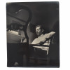 <p>Alcides Rocha Miranda Fotografia original para a Doa&ccedil;&atilde;o dos Artistas Brasileiros em 1944 visando uma exposi&ccedil;&atilde;o de financiamento &agrave; RAF: O objetivo era expor as obras na Royal Academy of Arts e vender as pe&ccedil;as, doando todo o valor arrecadado para o fundo de benevol&ecirc;ncia da RAF durante a Segunda Guerra. Mundial. Retratando Alcides Rocha Miranda Med 30 x 24cm. Relizada por: CARLOS - ESPECIALISADO EM FOTOGRAFIAS TECHINICAS - Ed. REX - 713 Tel: 42-8641 - R. Alvaro Alvim, 33/57 - Rio Sucesso da Exposi&ccedil;&atilde;o: A exposi&ccedil;&atilde;o passou por sete cidades brit&acirc;nicas (incluindo Londres, Manchester e Edimburgo) e vendeu 80 obras, ajudando financeiramente a aeron&aacute;utica inglesa. O Ato de Solidariedade: Em 1944, os artistas modernistas brasileiros enviaram, de navio, 168 pinturas e desenhos para Londres como presente e gesto de apoio &agrave; Inglaterra. A exposi&ccedil;&atilde;o brasileira de 1944 foi considerada uma arma diplom&aacute;tica cultural de grande impacto em plena guerra. A doa&ccedil;&atilde;o e o envolvimento de artistas durante a Segunda Guerra Mundial n&atilde;o se limitaram apenas a recursos financeiros, mas abrangeram uma intensa mobiliza&ccedil;&atilde;o cultural, art&iacute;stica e humanit&aacute;ria. O contexto foi marcado como resist&ecirc;ncia &agrave; propaganda nazista, apoio aos Aliados</p>