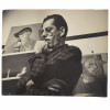 <p>Clovis Graciano Fotografia original para a Doa&ccedil;&atilde;o dos Artistas Brasileiros em 1944 visando uma exposi&ccedil;&atilde;o de financiamento &agrave; RAF: O objetivo era expor as obras na Royal Academy of Arts e vender as pe&ccedil;as, doando todo o valor arrecadado para o fundo de benevol&ecirc;ncia da RAF durante a Segunda Guerra. Mundial. Retratando Clovis Graciano Med 30 x 24cm. Relizada por: CARLOS - ESPECIALISADO EM FOTOGRAFIAS TECHINICAS - Ed. REX - 713 Tel: 42-8641 - R. Alvaro Alvim, 33/57 - Rio Sucesso da Exposi&ccedil;&atilde;o: A exposi&ccedil;&atilde;o passou por sete cidades brit&acirc;nicas (incluindo Londres, Manchester e Edimburgo) e vendeu 80 obras, ajudando financeiramente a aeron&aacute;utica inglesa. O Ato de Solidariedade: Em 1944, os artistas modernistas brasileiros enviaram, de navio, 168 pinturas e desenhos para Londres como presente e gesto de apoio &agrave; Inglaterra. A exposi&ccedil;&atilde;o brasileira de 1944 foi considerada uma arma diplom&aacute;tica cultural de grande impacto em plena guerra. A doa&ccedil;&atilde;o e o envolvimento de artistas durante a Segunda Guerra Mundial n&atilde;o se limitaram apenas a recursos financeiros, mas abrangeram uma intensa mobiliza&ccedil;&atilde;o cultural, art&iacute;stica e humanit&aacute;ria. O contexto foi marcado como resist&ecirc;ncia &agrave; propaganda nazista, apoio aos Aliados</p>