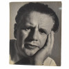 <p>Lasar Segall Fotografia original para a Doa&ccedil;&atilde;o dos Artistas Brasileiros em 1944 visando uma exposi&ccedil;&atilde;o de financiamento &agrave; RAF: O objetivo era expor as obras na Royal Academy of Arts e vender as pe&ccedil;as, doando todo o valor arrecadado para o fundo de benevol&ecirc;ncia da RAF durante a Segunda Guerra. Mundial. Retratando Lasar Segall Med 30 x 24cm. Relizada por: CARLOS - ESPECIALISADO EM FOTOGRAFIAS TECHINICAS - Ed. REX - 713 Tel: 42-8641 - R. Alvaro Alvim, 33/57 - Rio Sucesso da Exposi&ccedil;&atilde;o: A exposi&ccedil;&atilde;o passou por sete cidades brit&acirc;nicas (incluindo Londres, Manchester e Edimburgo) e vendeu 80 obras, ajudando financeiramente a aeron&aacute;utica inglesa. O Ato de Solidariedade: Em 1944, os artistas modernistas brasileiros enviaram, de navio, 168 pinturas e desenhos para Londres como presente e gesto de apoio &agrave; Inglaterra. A exposi&ccedil;&atilde;o brasileira de 1944 foi considerada uma arma diplom&aacute;tica cultural de grande impacto em plena guerra. A doa&ccedil;&atilde;o e o envolvimento de artistas durante a Segunda Guerra Mundial n&atilde;o se limitaram apenas a recursos financeiros, mas abrangeram uma intensa mobiliza&ccedil;&atilde;o cultural, art&iacute;stica e humanit&aacute;ria. O contexto foi marcado como resist&ecirc;ncia &agrave; propaganda nazista, apoio aos Aliados</p>