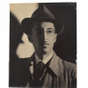<p>Percy Deane Fotografia original para a Doa&ccedil;&atilde;o dos Artistas Brasileiros em 1944 visando uma exposi&ccedil;&atilde;o de financiamento &agrave; RAF: O objetivo era expor as obras na Royal Academy of Arts e vender as pe&ccedil;as, doando todo o valor arrecadado para o fundo de benevol&ecirc;ncia da RAF durante a Segunda Guerra. Mundial. Retratando Percy Deane Med 30 x 24cm. Relizada por: CARLOS - ESPECIALISADO EM FOTOGRAFIAS TECHINICAS - Ed. REX - 713 Tel: 42-8641 - R. Alvaro Alvim, 33/57 - Rio Sucesso da Exposi&ccedil;&atilde;o: A exposi&ccedil;&atilde;o passou por sete cidades brit&acirc;nicas (incluindo Londres, Manchester e Edimburgo) e vendeu 80 obras, ajudando financeiramente a aeron&aacute;utica inglesa. O Ato de Solidariedade: Em 1944, os artistas modernistas brasileiros enviaram, de navio, 168 pinturas e desenhos para Londres como presente e gesto de apoio &agrave; Inglaterra. A exposi&ccedil;&atilde;o brasileira de 1944 foi considerada uma arma diplom&aacute;tica cultural de grande impacto em plena guerra. A doa&ccedil;&atilde;o e o envolvimento de artistas durante a Segunda Guerra Mundial n&atilde;o se limitaram apenas a recursos financeiros, mas abrangeram uma intensa mobiliza&ccedil;&atilde;o cultural, art&iacute;stica e humanit&aacute;ria. O contexto foi marcado como resist&ecirc;ncia &agrave; propaganda nazista, apoio aos Aliados</p>