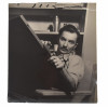 <p>Augusto Rodrigues Fotografia original para a Doa&ccedil;&atilde;o dos Artistas Brasileiros em 1944 visando uma exposi&ccedil;&atilde;o de financiamento &agrave; RAF: O objetivo era expor as obras na Royal Academy of Arts e vender as pe&ccedil;as, doando todo o valor arrecadado para o fundo de benevol&ecirc;ncia da RAF durante a Segunda Guerra. Mundial. Retratando Augusto Rodrigues Med 30 x 24cm. Relizada por: CARLOS - ESPECIALISADO EM FOTOGRAFIAS TECHINICAS - Ed. REX - 713 Tel: 42-8641 - R. Alvaro Alvim, 33/57 - Rio Sucesso da Exposi&ccedil;&atilde;o: A exposi&ccedil;&atilde;o passou por sete cidades brit&acirc;nicas (incluindo Londres, Manchester e Edimburgo) e vendeu 80 obras, ajudando financeiramente a aeron&aacute;utica inglesa. O Ato de Solidariedade: Em 1944, os artistas modernistas brasileiros enviaram, de navio, 168 pinturas e desenhos para Londres como presente e gesto de apoio &agrave; Inglaterra. A exposi&ccedil;&atilde;o brasileira de 1944 foi considerada uma arma diplom&aacute;tica cultural de grande impacto em plena guerra. A doa&ccedil;&atilde;o e o envolvimento de artistas durante a Segunda Guerra Mundial n&atilde;o se limitaram apenas a recursos financeiros, mas abrangeram uma intensa mobiliza&ccedil;&atilde;o cultural, art&iacute;stica e humanit&aacute;ria. O contexto foi marcado como resist&ecirc;ncia &agrave; propaganda nazista, apoio aos Aliados</p>