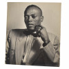 <p>Heitor dos Prazeres Fotografia original para a Doa&ccedil;&atilde;o dos Artistas Brasileiros em 1944 visando uma exposi&ccedil;&atilde;o de financiamento &agrave; RAF: O objetivo era expor as obras na Royal Academy of Arts e vender as pe&ccedil;as, doando todo o valor arrecadado para o fundo de benevol&ecirc;ncia da RAF durante a Segunda Guerra. Mundial. Retratando Heitor dos Prazeres Med 30 x 24cm. Relizada por: CARLOS - ESPECIALISADO EM FOTOGRAFIAS TECHINICAS - Ed. REX - 713 Tel: 42-8641 - R. Alvaro Alvim, 33/57 - Rio Sucesso da Exposi&ccedil;&atilde;o: A exposi&ccedil;&atilde;o passou por sete cidades brit&acirc;nicas (incluindo Londres, Manchester e Edimburgo) e vendeu 80 obras, ajudando financeiramente a aeron&aacute;utica inglesa. O Ato de Solidariedade: Em 1944, os artistas modernistas brasileiros enviaram, de navio, 168 pinturas e desenhos para Londres como presente e gesto de apoio &agrave; Inglaterra. A exposi&ccedil;&atilde;o brasileira de 1944 foi considerada uma arma diplom&aacute;tica cultural de grande impacto em plena guerra. A doa&ccedil;&atilde;o e o envolvimento de artistas durante a Segunda Guerra Mundial n&atilde;o se limitaram apenas a recursos financeiros, mas abrangeram uma intensa mobiliza&ccedil;&atilde;o cultural, art&iacute;stica e humanit&aacute;ria. O contexto foi marcado como resist&ecirc;ncia &agrave; propaganda nazista, apoio aos Aliados</p>